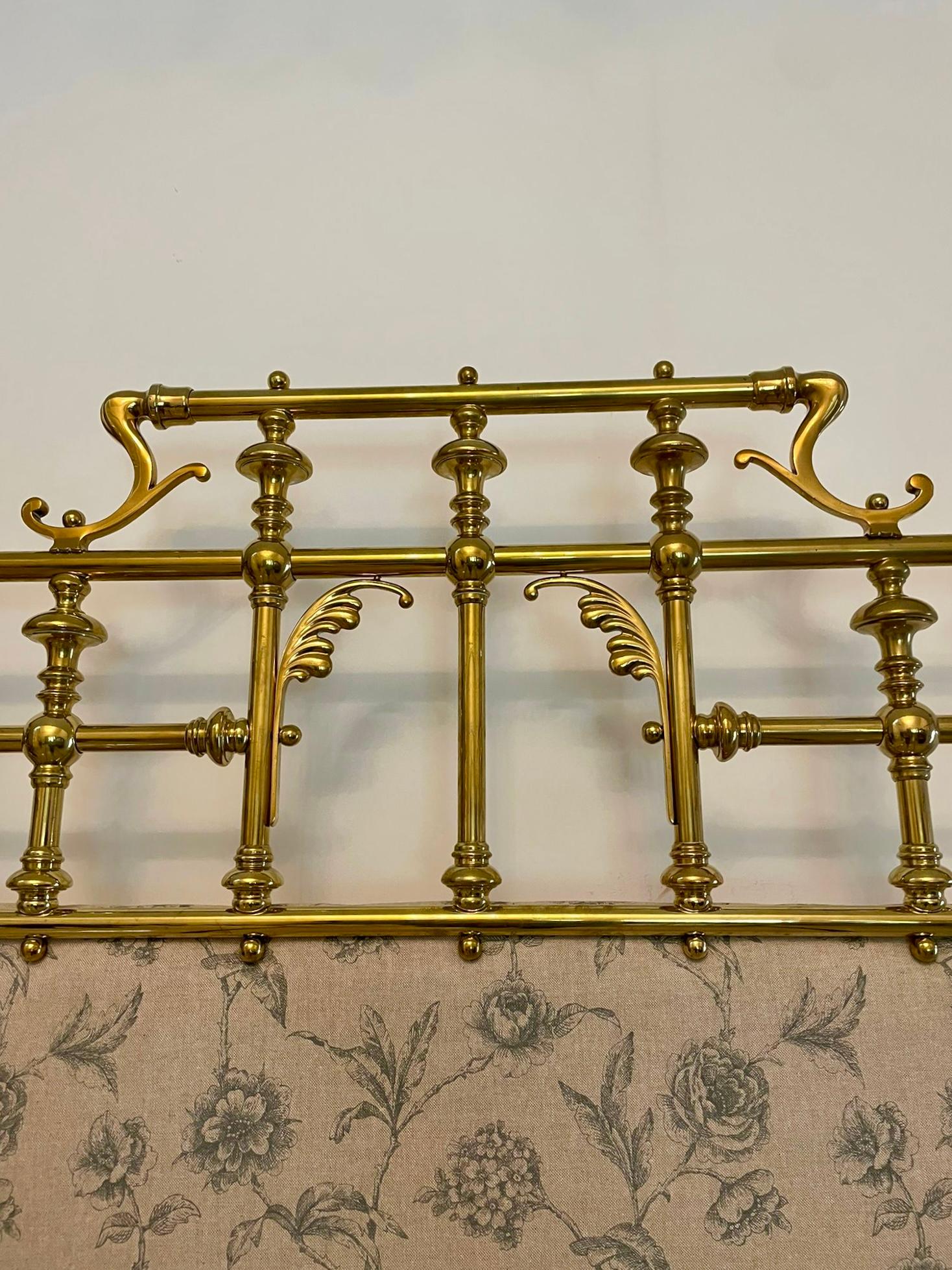 Magnífica cama de matrimonio de latón macizo dorado antiguo de calidad de exposición Latón en venta