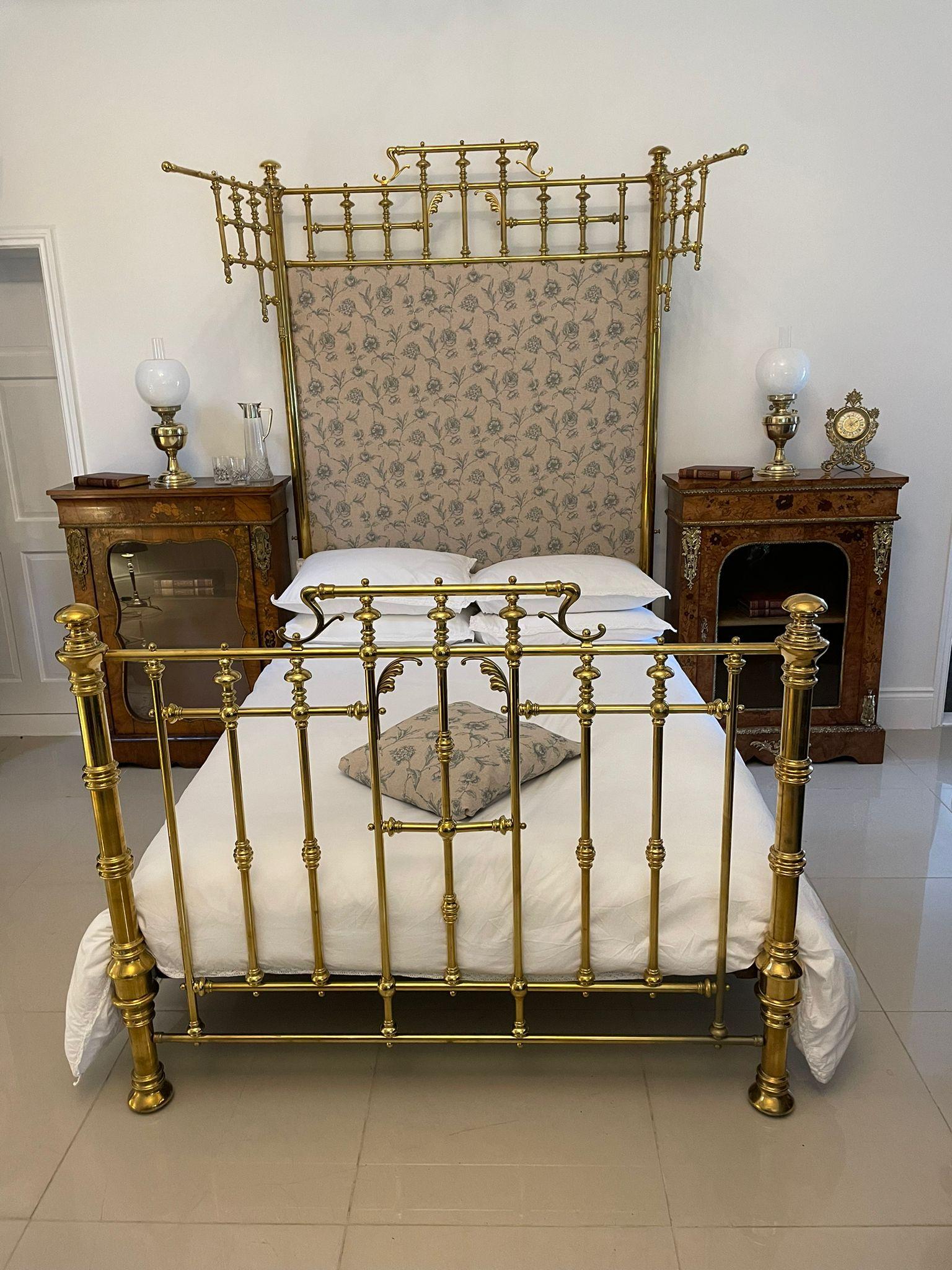 Magnífica cama de matrimonio de latón macizo dorado antiguo de calidad de exposición en venta 1