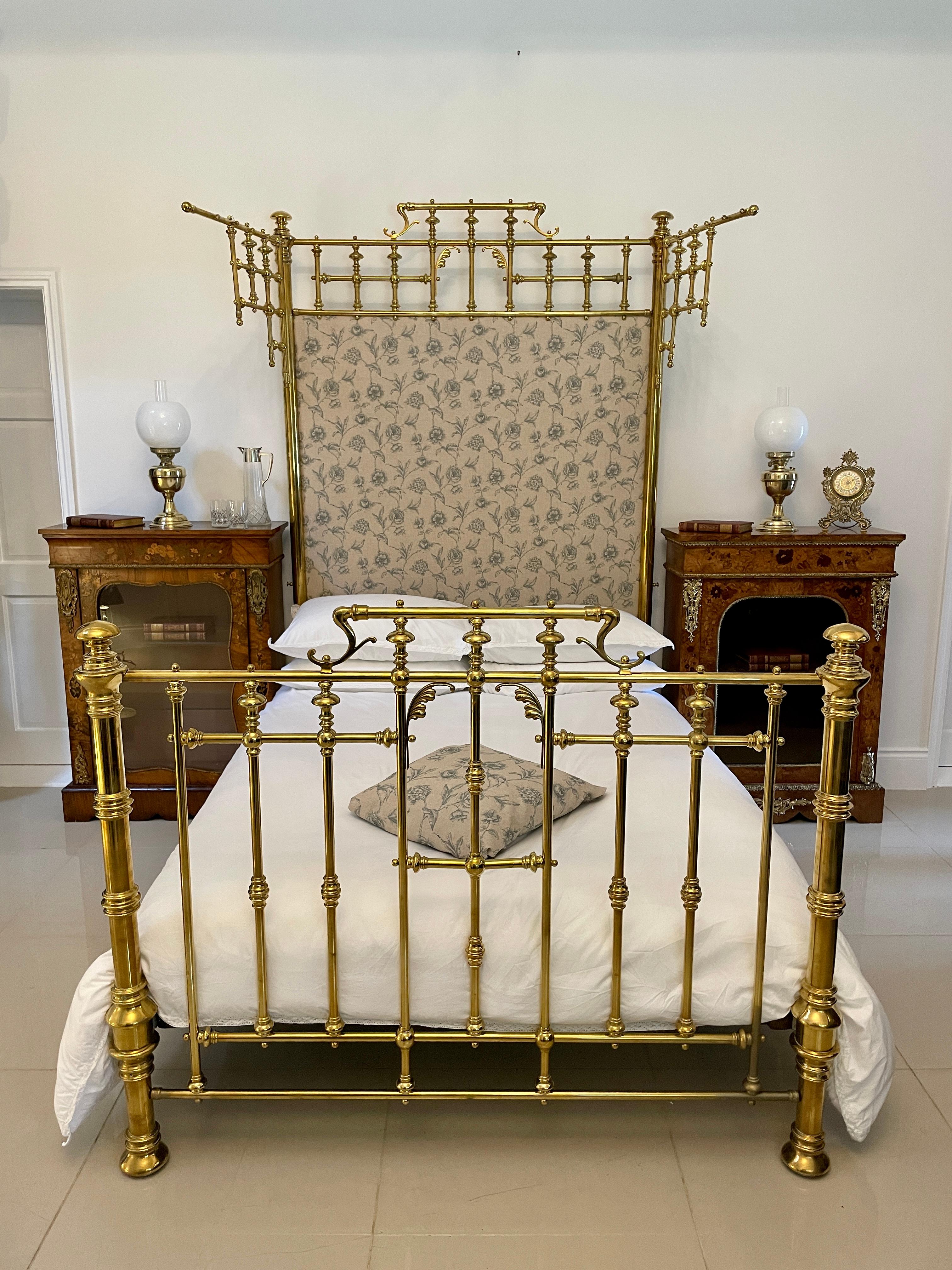 Magnífica cama de matrimonio de latón macizo dorado antiguo de calidad de exposición en venta 13