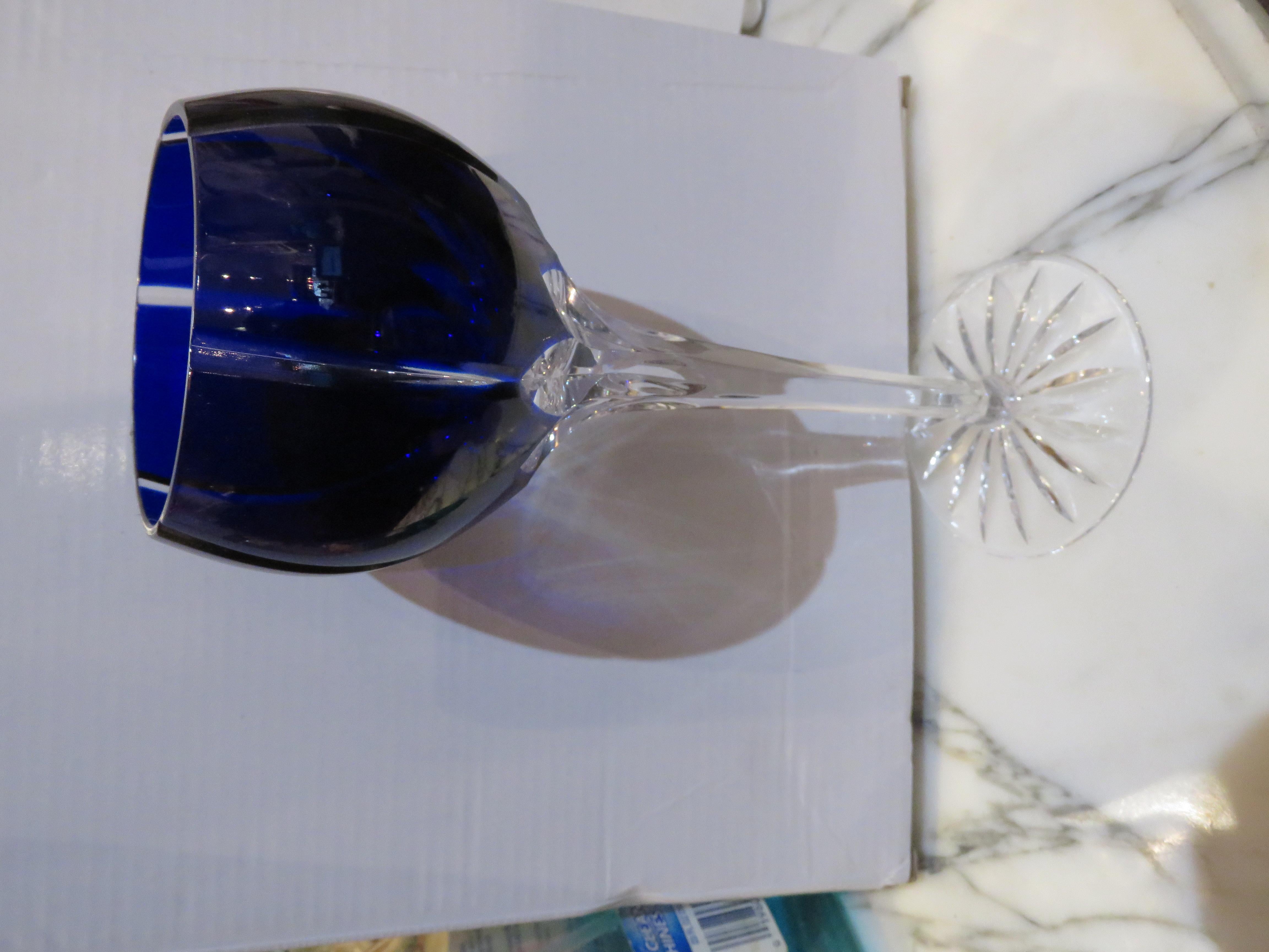 El siguiente artículo que ofrecemos es un Raro Estate Precioso HANDCUT PESADO  Copa de cristal a la manera de Baccarat. El cristal está finamente detallado en todo su contorno con un magnífico dibujo.  



