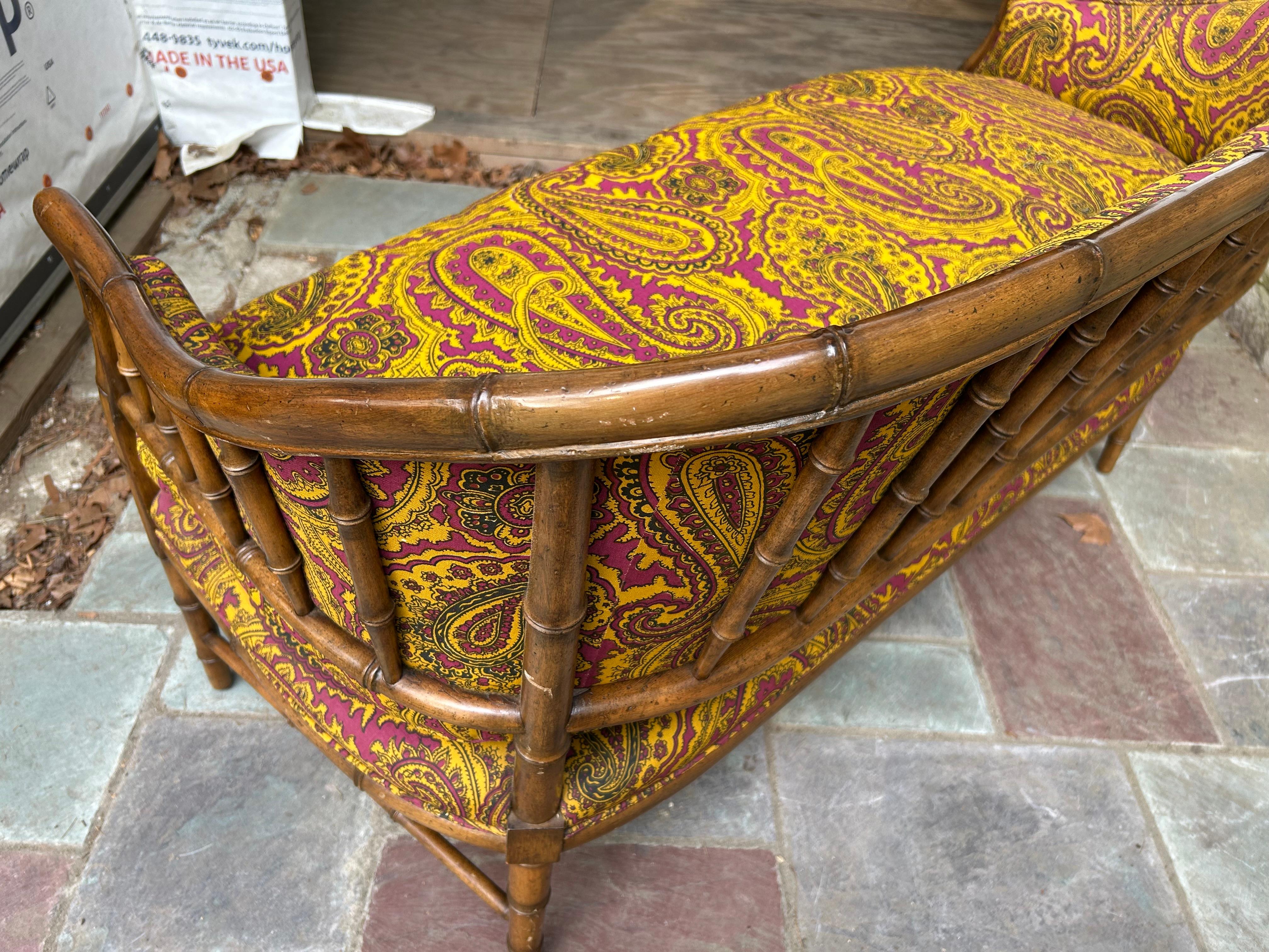 Magnificent Faux Bamboo Mid-Century Loveseat Settee Eaglesham Paisley in vendita 4