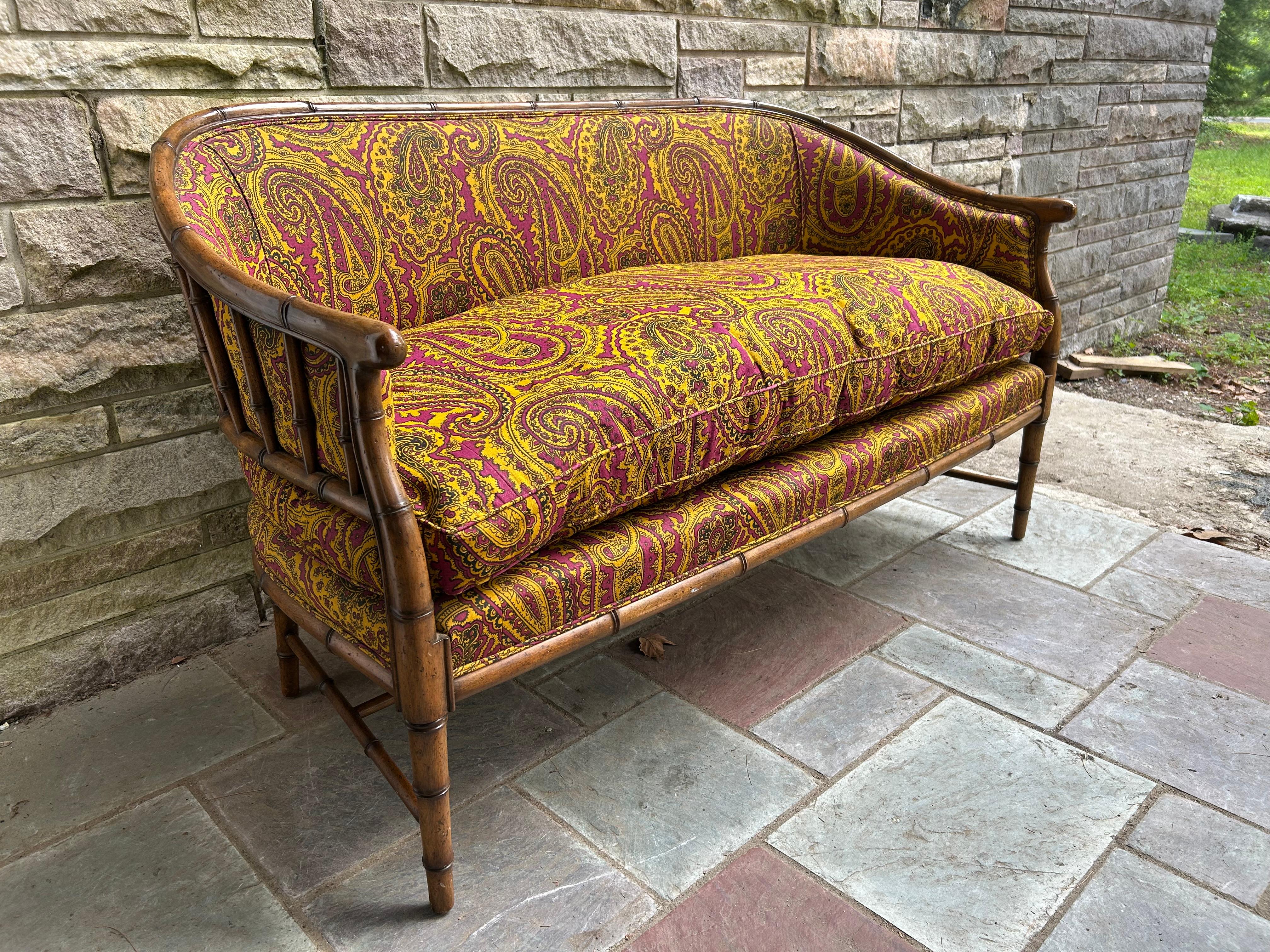 Magnificent Faux Bamboo Mid-Century Loveseat Settee Eaglesham Paisley in vendita 5