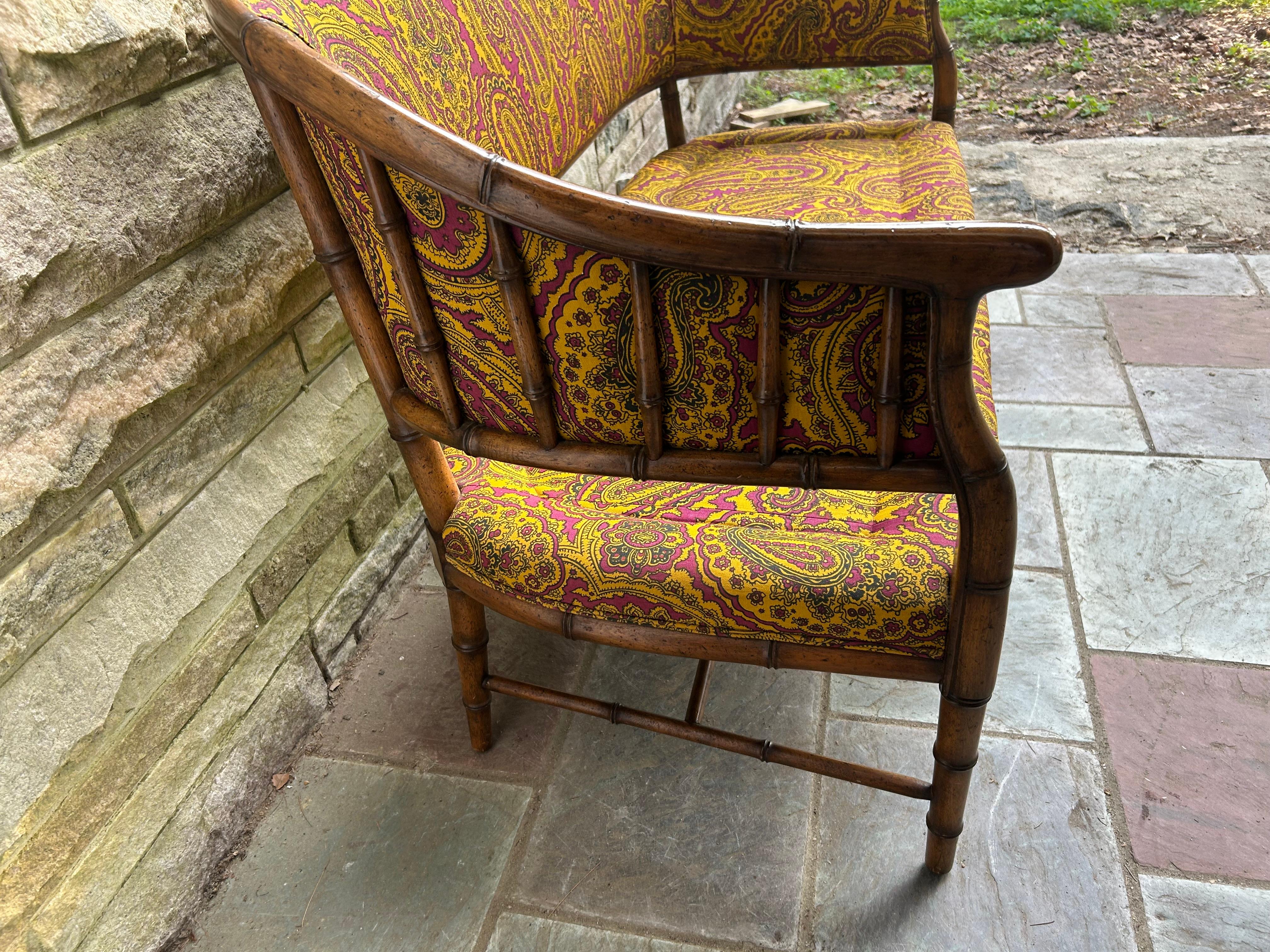 Mid-Century moderno Magnificent Faux Bamboo Mid-Century Loveseat Settee Eaglesham Paisley in vendita