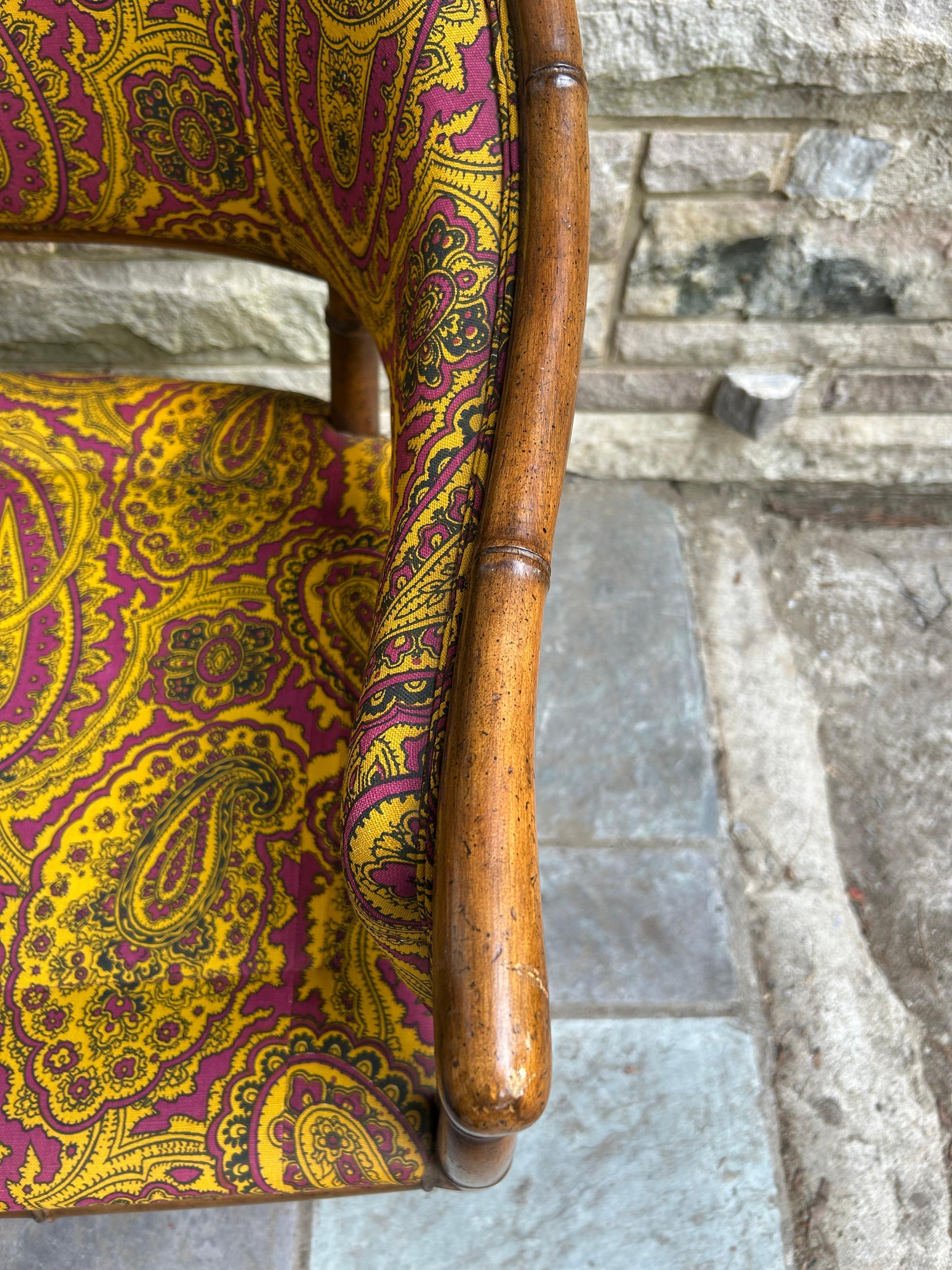 Magnificent Faux Bamboo Mid-Century Loveseat Settee Eaglesham Paisley In condizioni buone in vendita a Pemberton, NJ