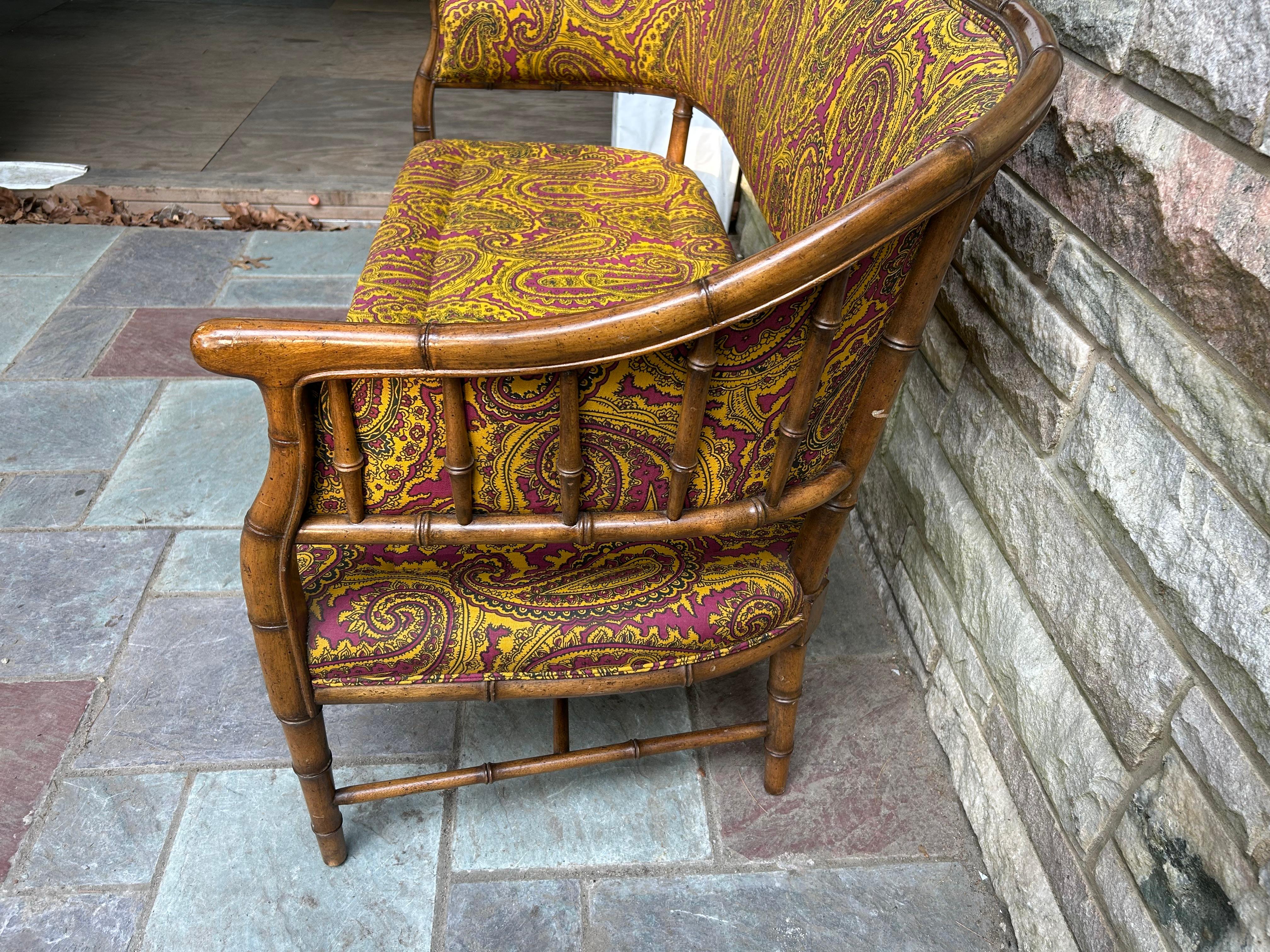 Metà XX secolo Magnificent Faux Bamboo Mid-Century Loveseat Settee Eaglesham Paisley in vendita