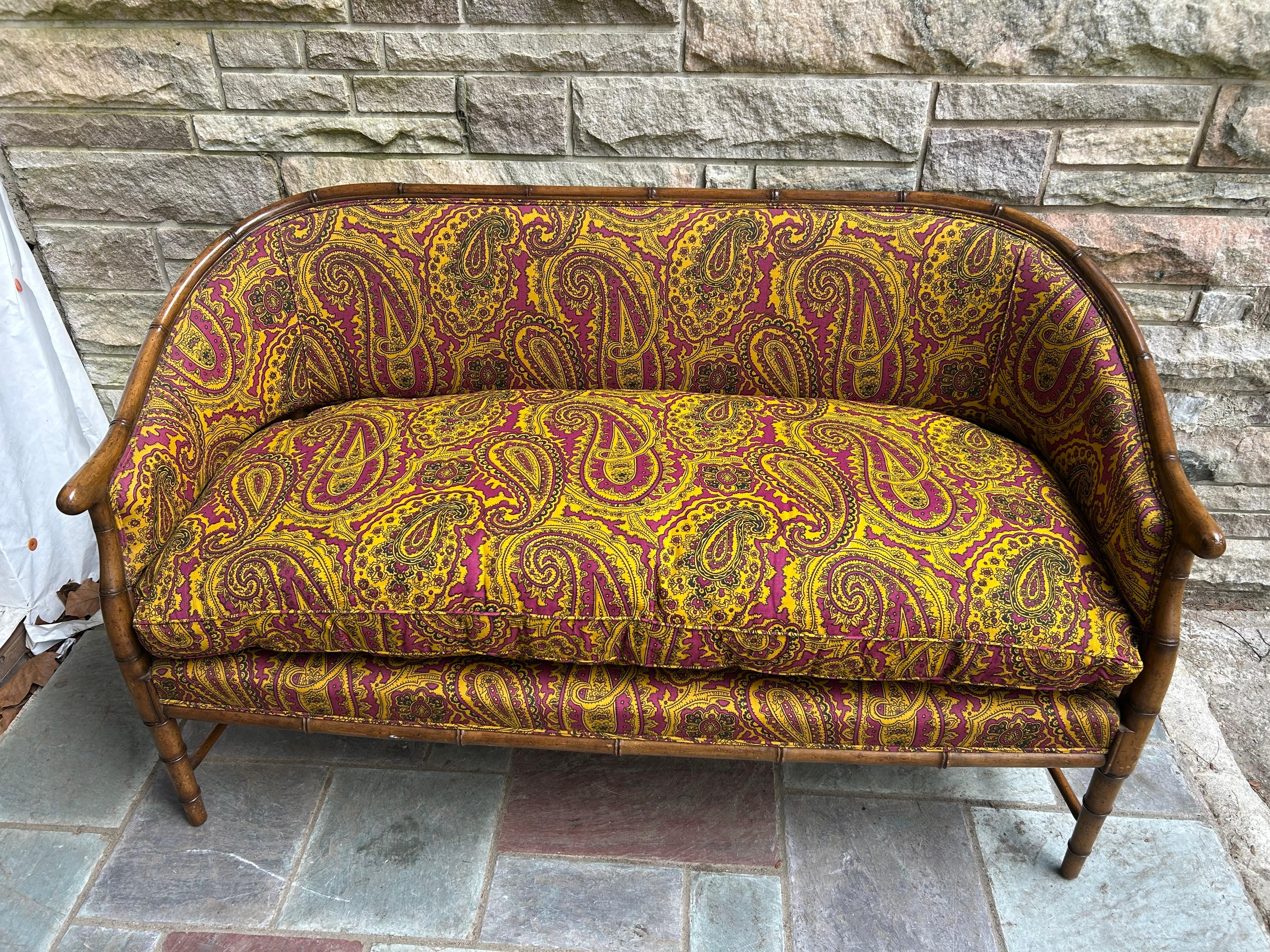 Tappezzeria Magnificent Faux Bamboo Mid-Century Loveseat Settee Eaglesham Paisley in vendita
