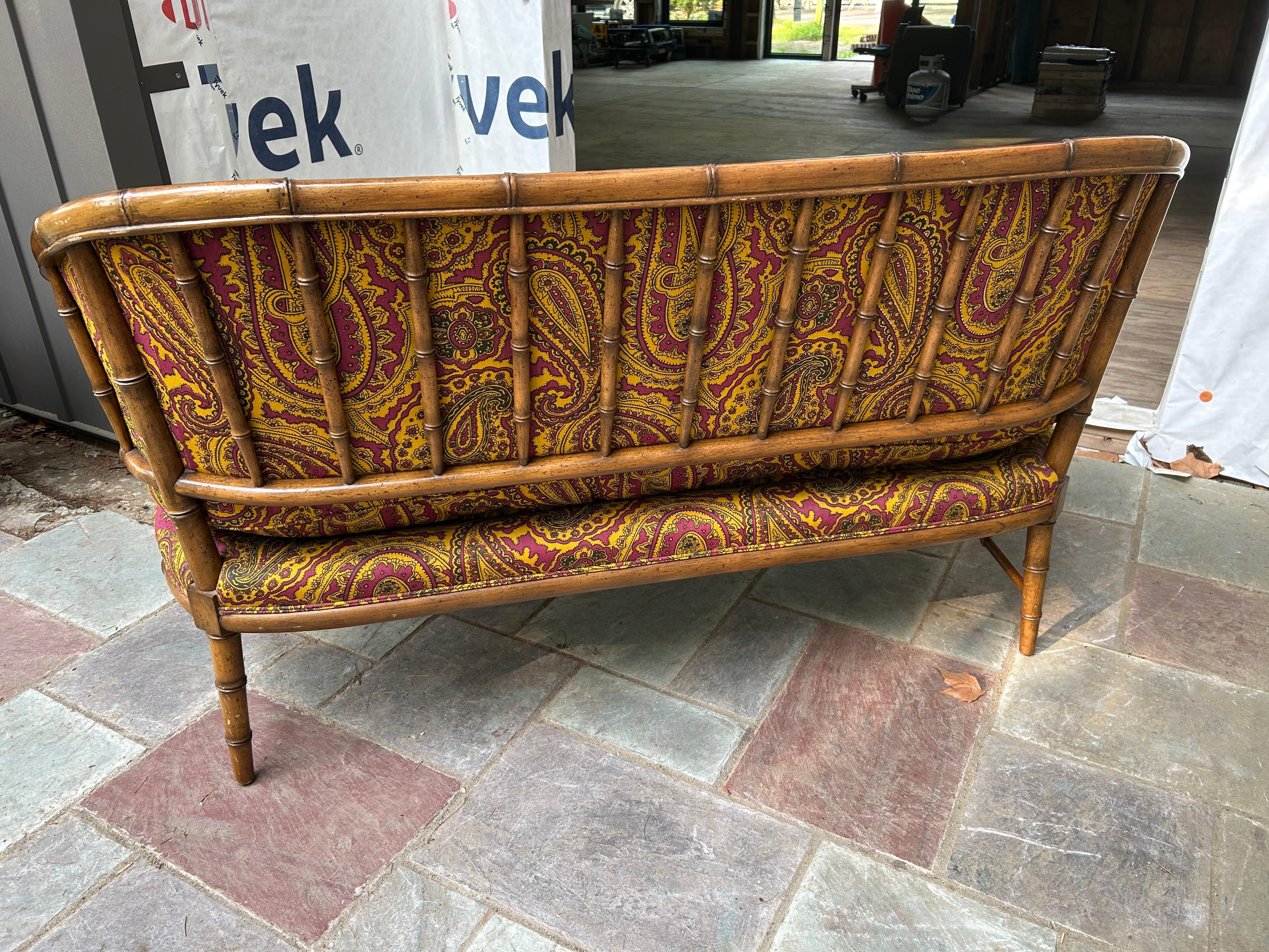Magnificent Faux Bamboo Mid-Century Loveseat Settee Eaglesham Paisley in vendita 1