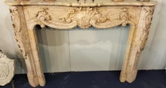 Magnifico caminetto in marmo di Valencia color crema. Da Venezia, XIX secolo