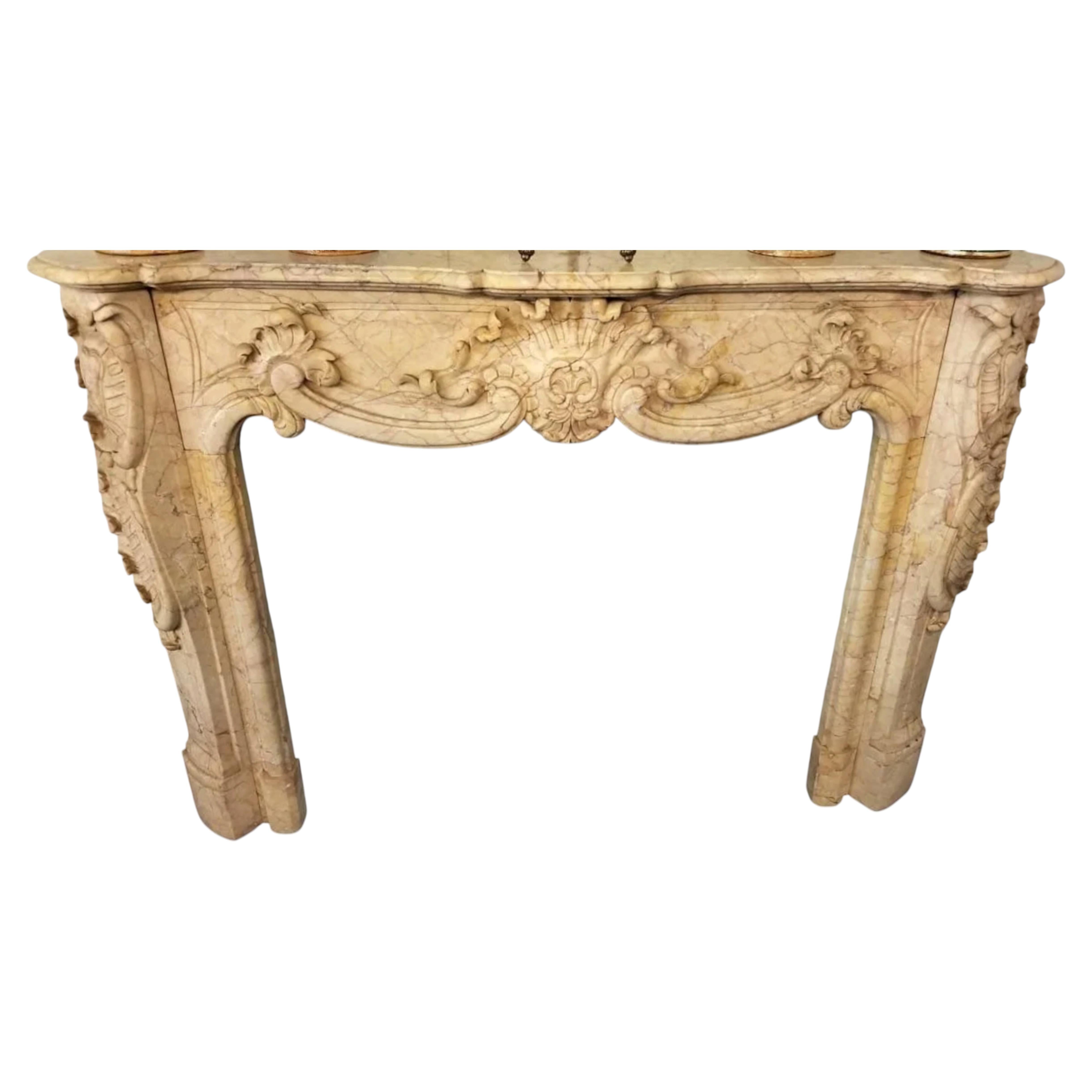 Magnificent fireplace in cream Valencia marble. From Venice 19th Century For Sale