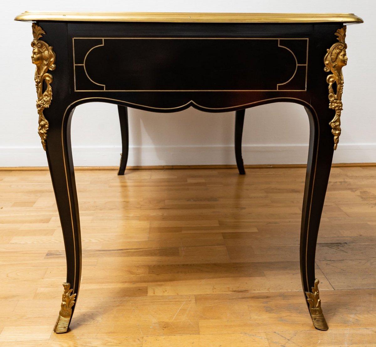Magnifique bureau plat en bois noirci, de style Napoléon III, réalisé par la maison Gouffé.

La société Gouffé est un grand fabricant de meubles français dont la qualité de fabrication n'est plus à démontrer. 

Ce somptueux bureau, datant du tout