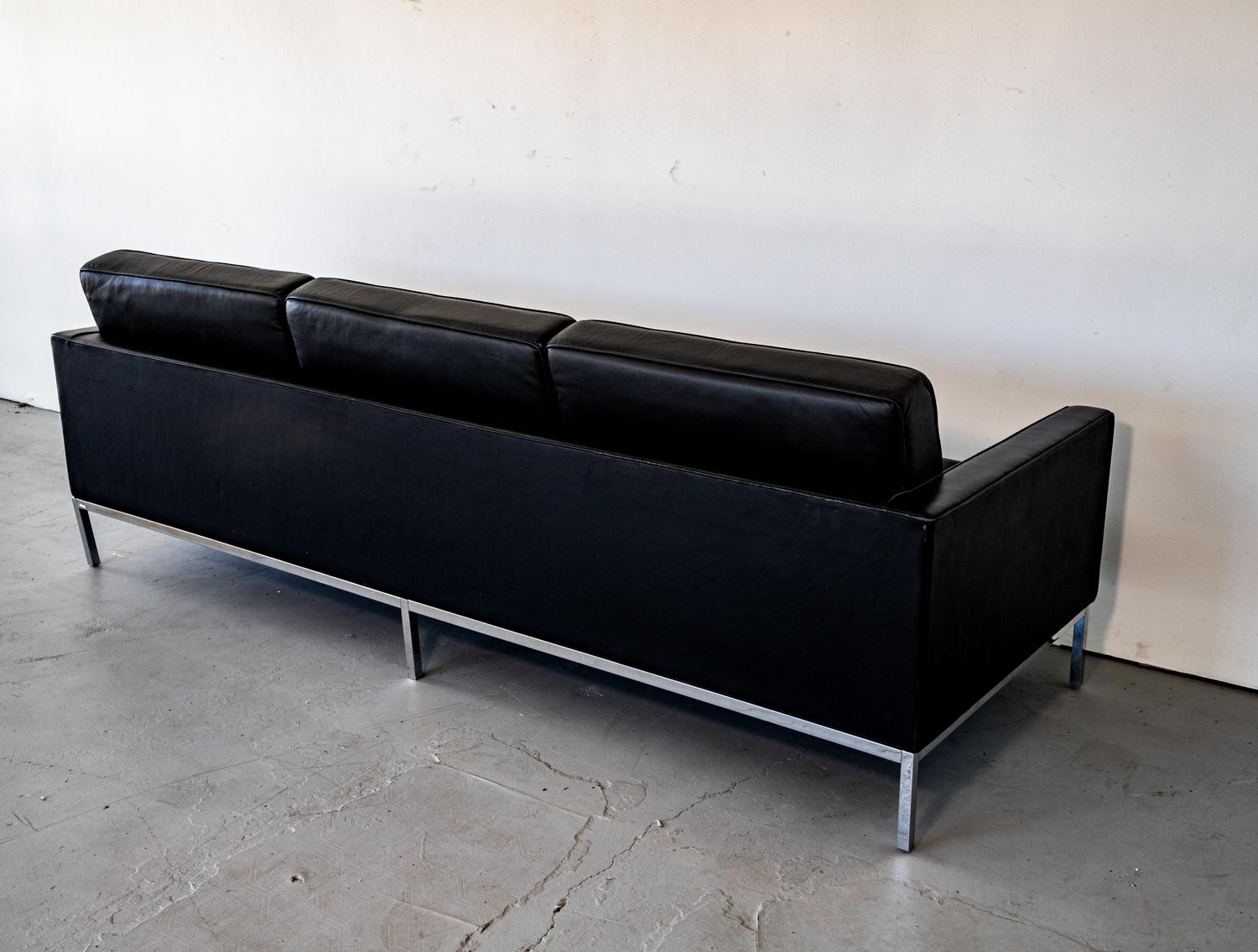 Magnificent Florence Knoll Sofa in Black Leather In Good Condition In Los Angeles, CA