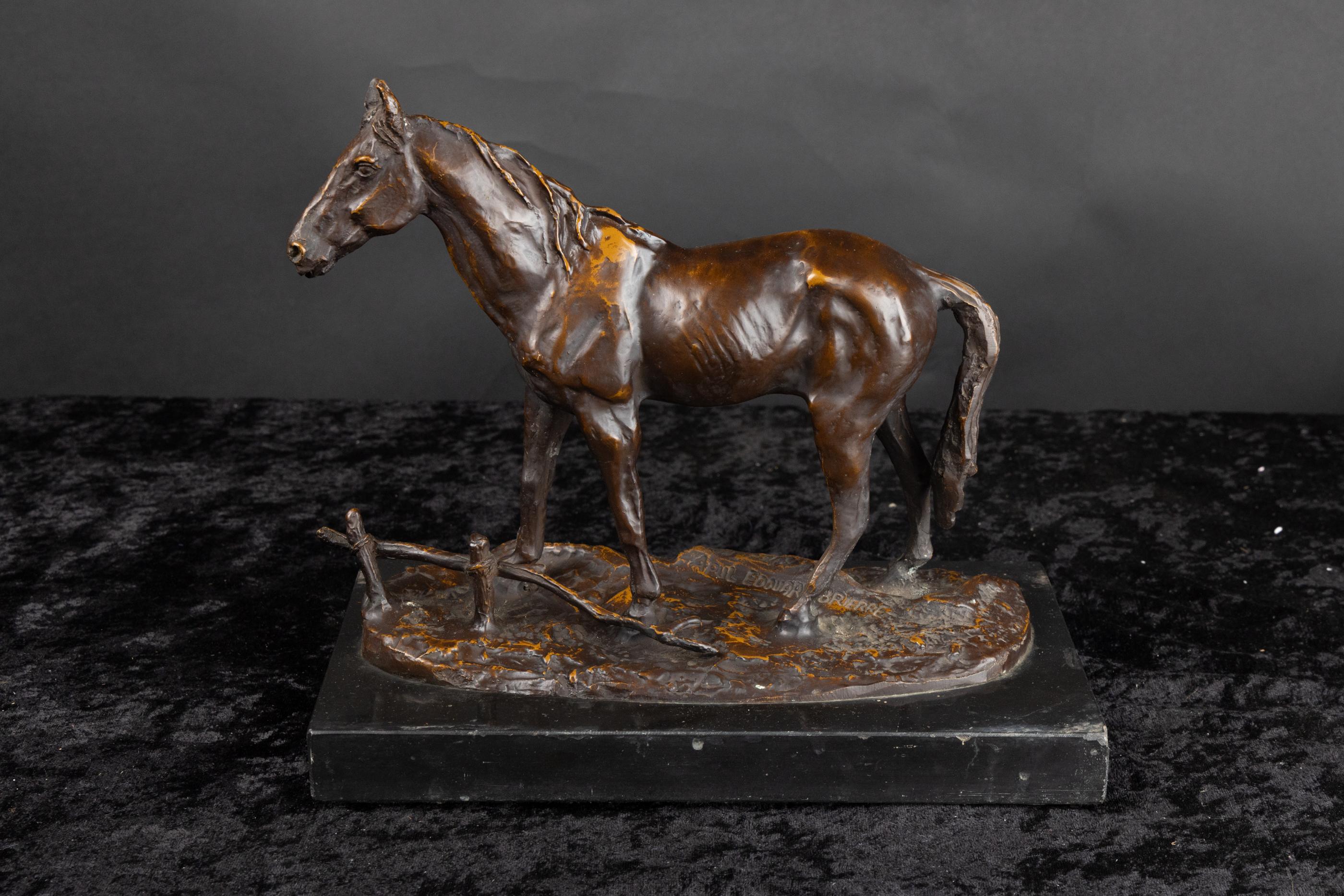 Magnifico cavallo francese del XIX secolo in bronzo, firmato A. Paul Brierre, su una bella base di marmo.  Il pezzo è ricco di dettagli; si può dire che questo cavallo non è ancora stato domato, non indossa la sella e non ha il morso in bocca.  Lo
