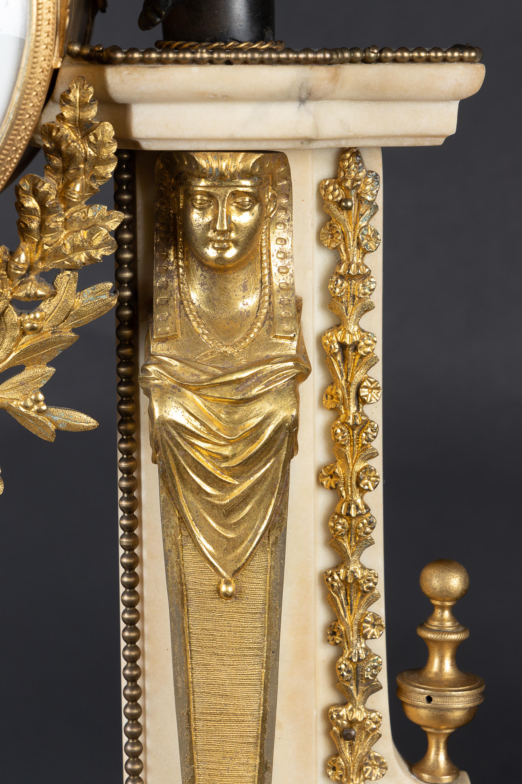 Magnifique pendule de cheminée en marbre blanc Empire du XIXe siècle, Bronze d'oré en vente 5