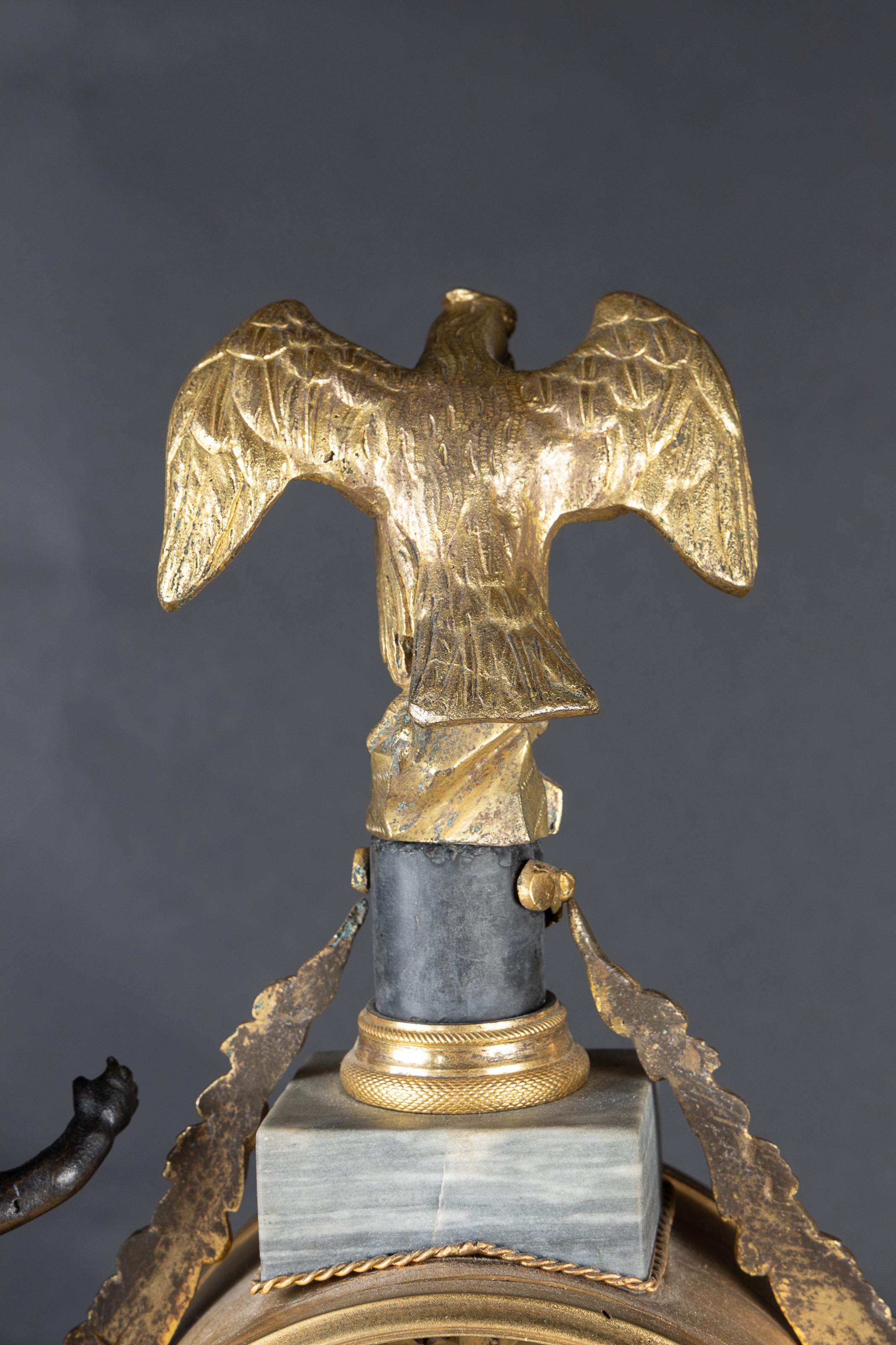 Magnifique pendule de cheminée en marbre blanc Empire du XIXe siècle, Bronze d'oré en vente 8