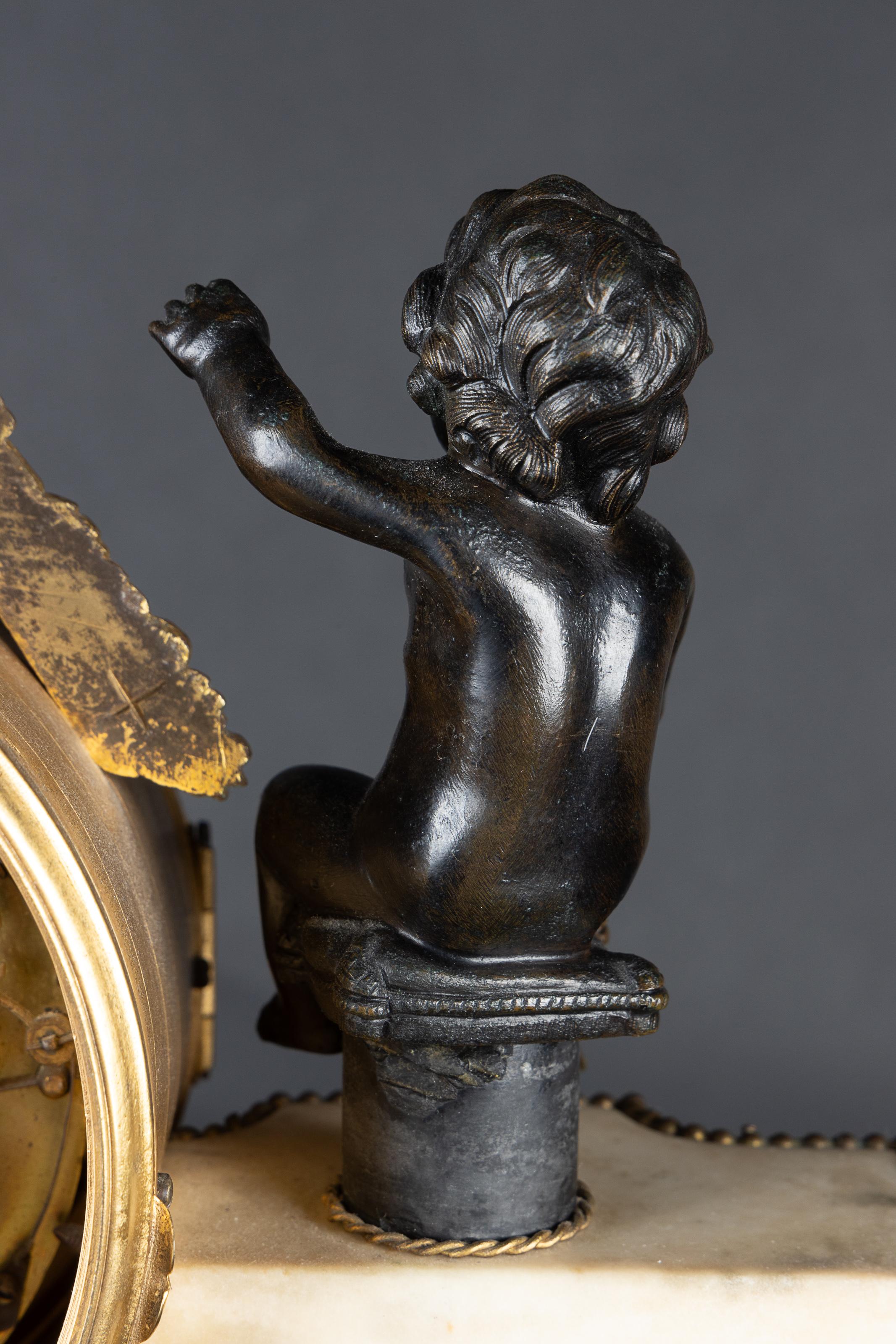 Prächtige französische Empire-Simsuhr aus weißem Marmor des 19. Jahrhunderts, Bronze d'oré im Angebot 9