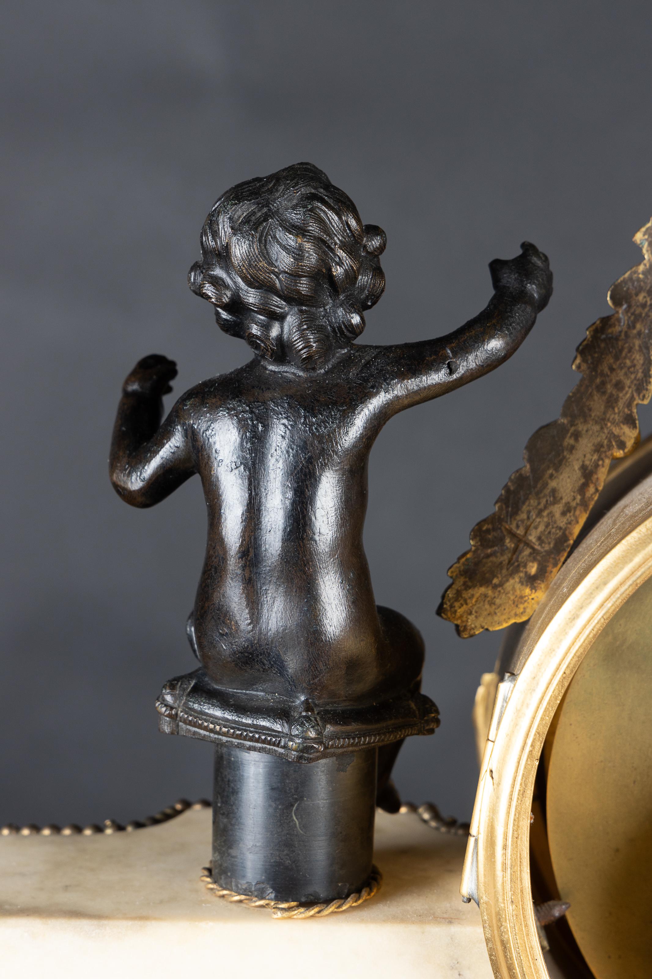 Magnifique pendule de cheminée en marbre blanc Empire du XIXe siècle, Bronze d'oré en vente 10