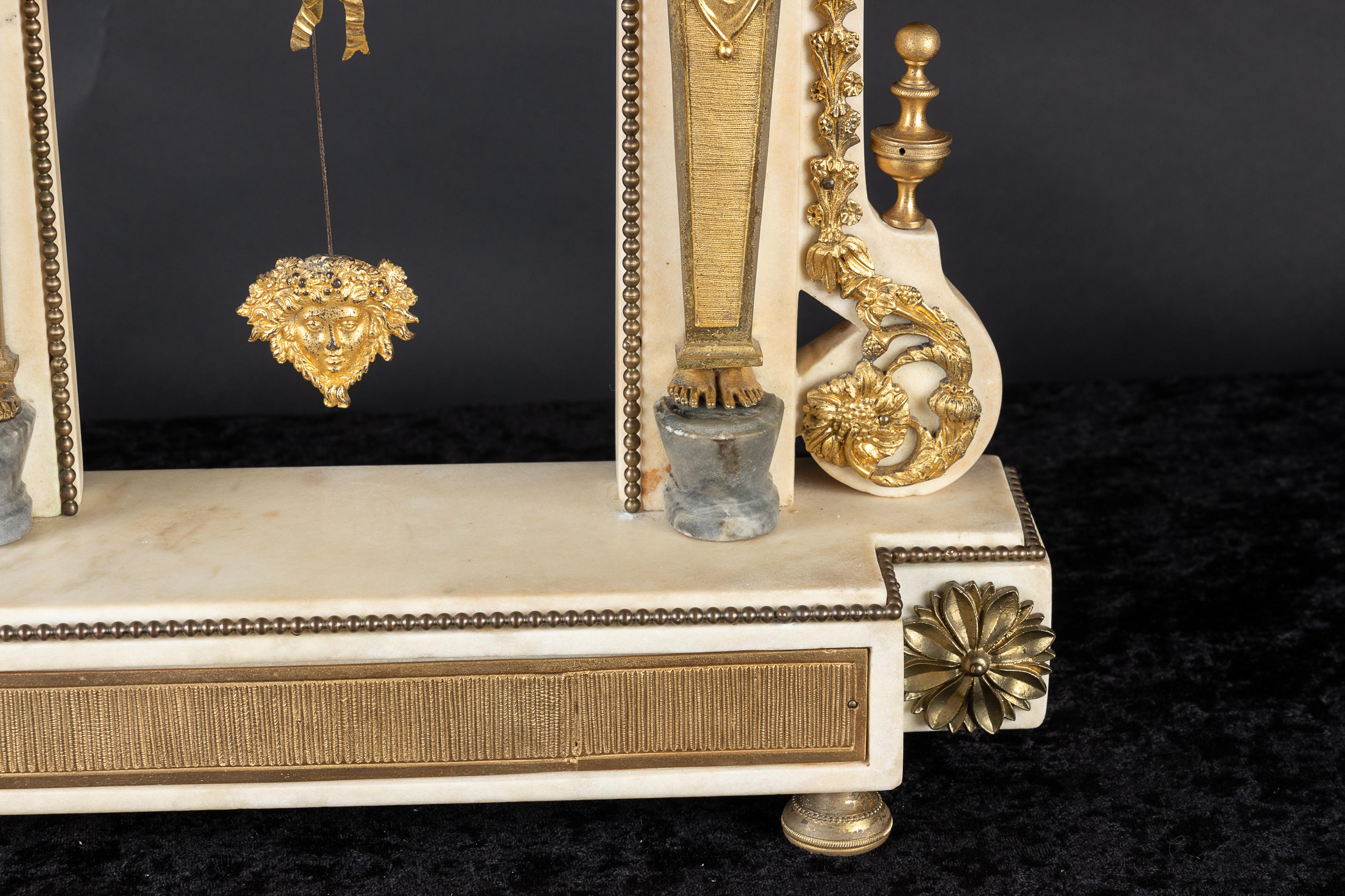 Plaqué or Magnifique pendule de cheminée en marbre blanc Empire du XIXe siècle, Bronze d'oré en vente