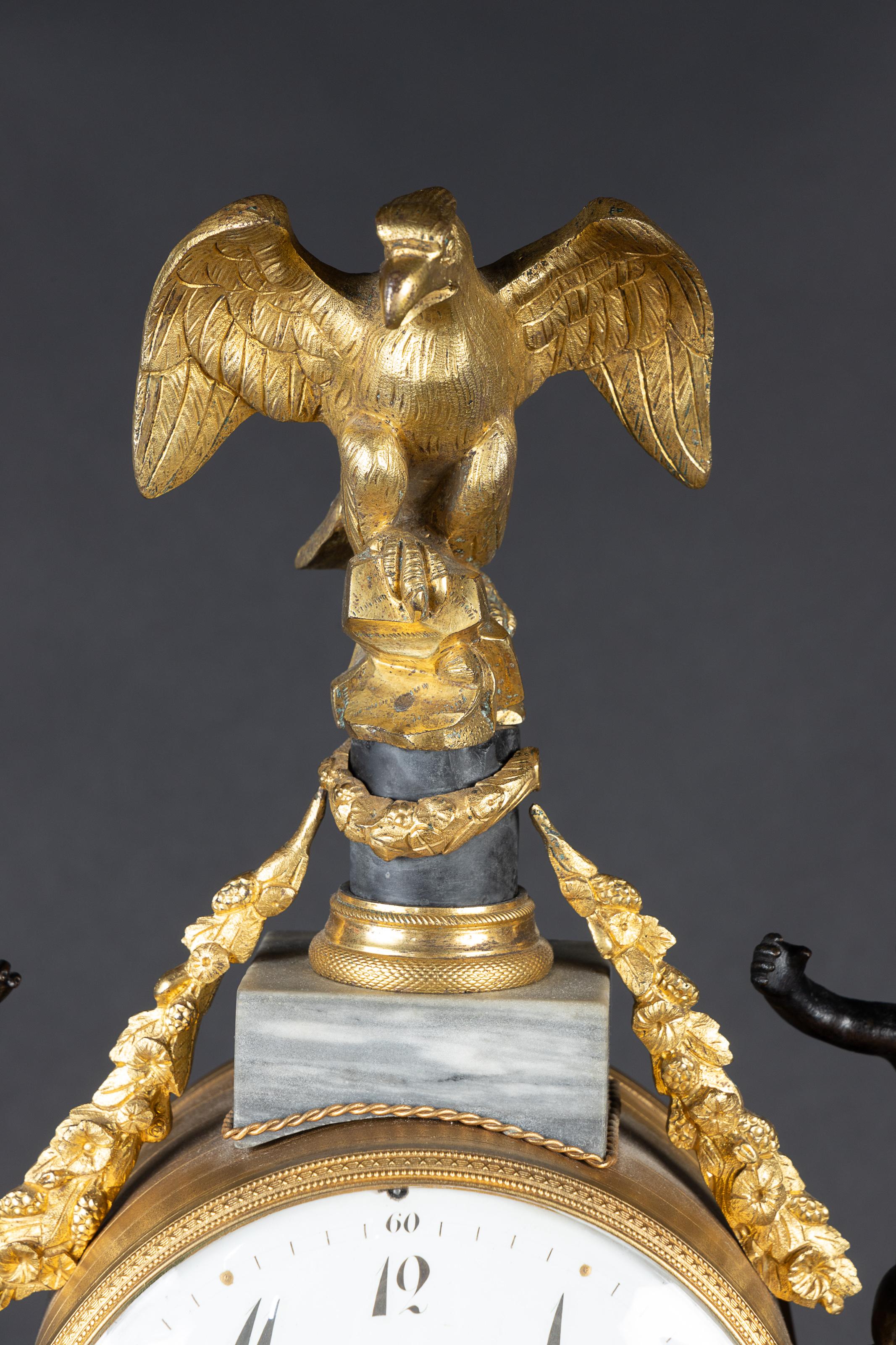 Prächtige französische Empire-Simsuhr aus weißem Marmor des 19. Jahrhunderts, Bronze d'oré im Angebot 3