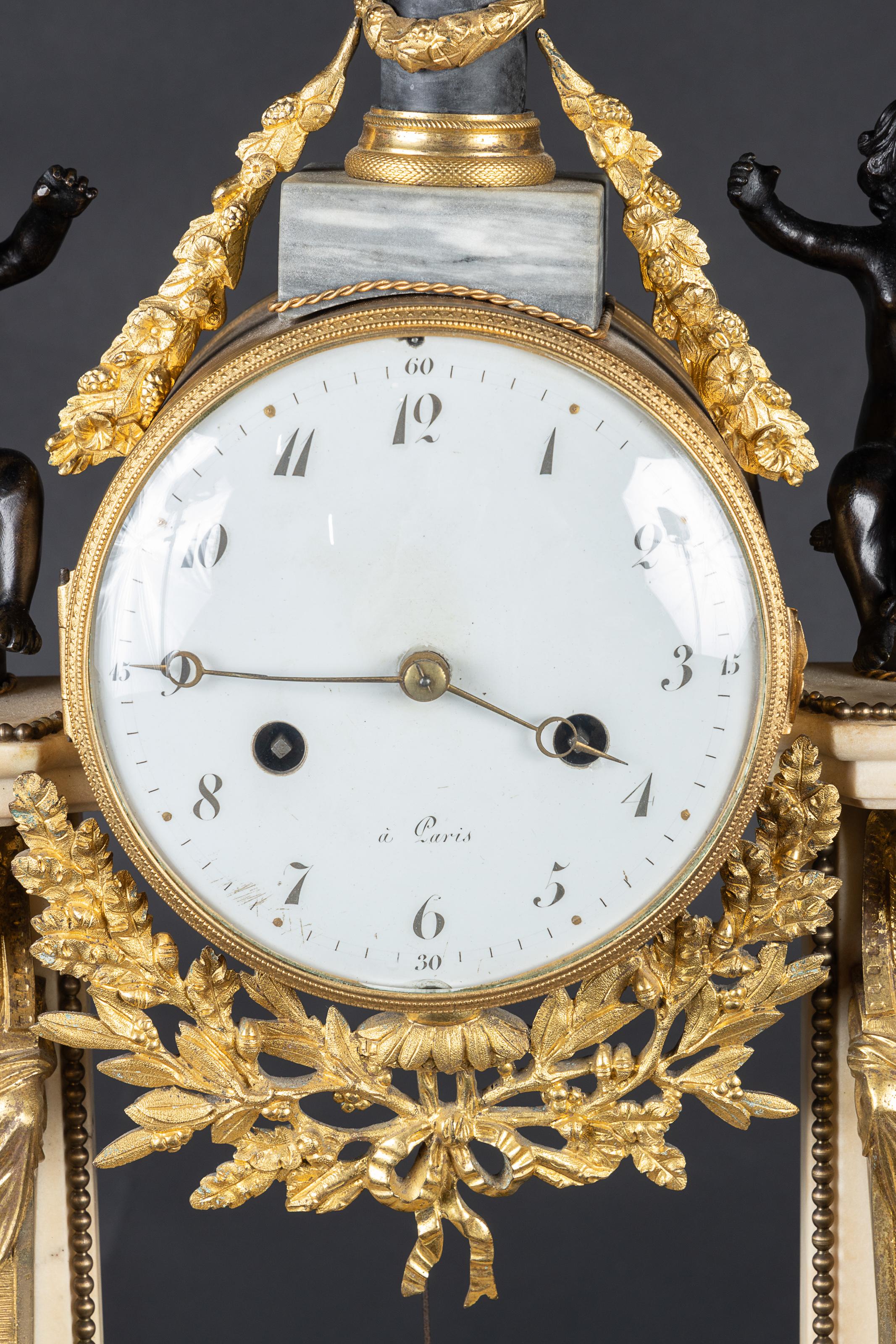 Magnifique pendule de cheminée en marbre blanc Empire du XIXe siècle, Bronze d'oré en vente 4