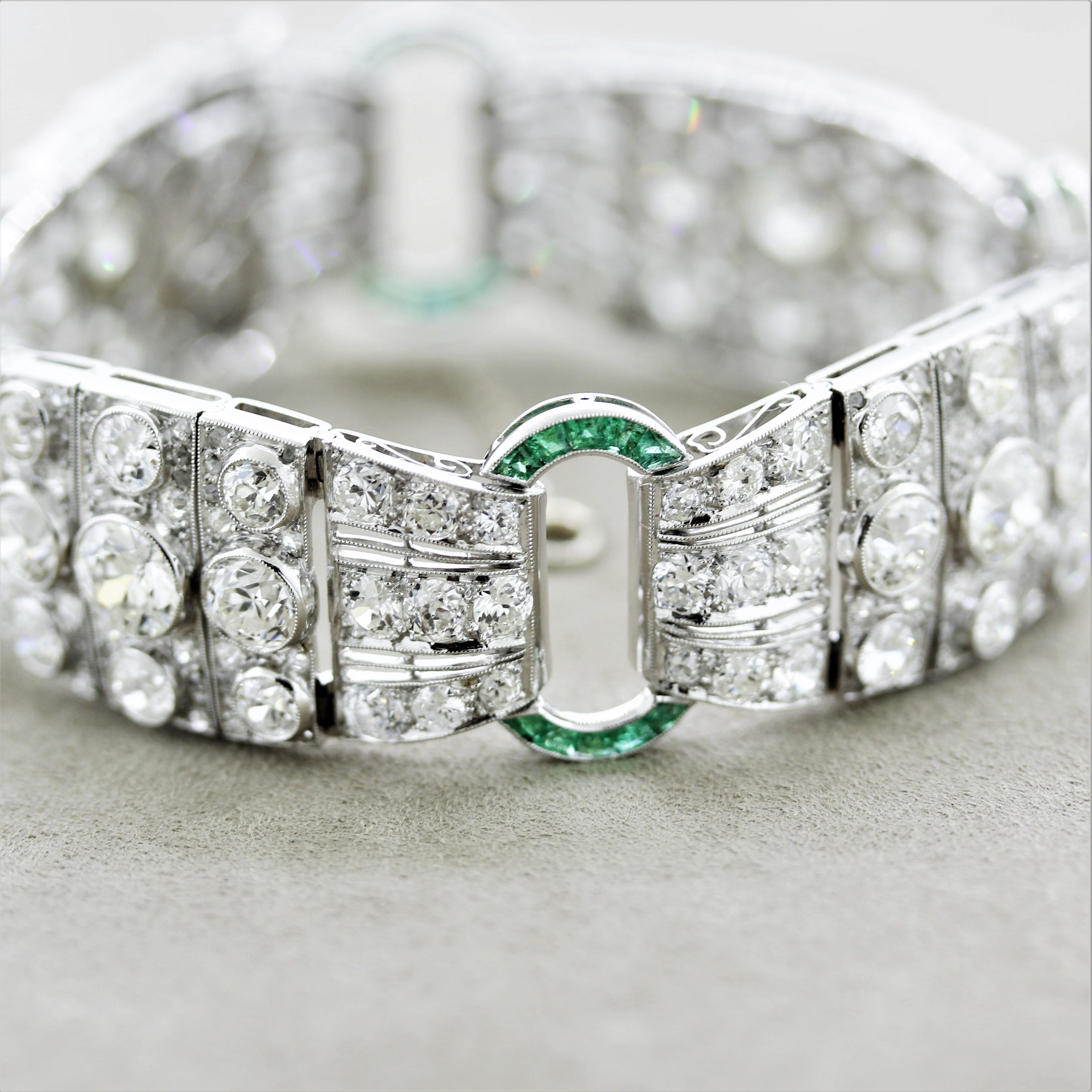 Einzigartiges Armband aus der frühen Art-déco-Ära, um 1925. Er ist mit einer Reihe größerer Diamanten im europäischen Schliff besetzt, mit einem geschätzten Gewicht von 30 Karat! Vier der größten Diamanten wiegen jeweils mehr als 1 Karat und heben