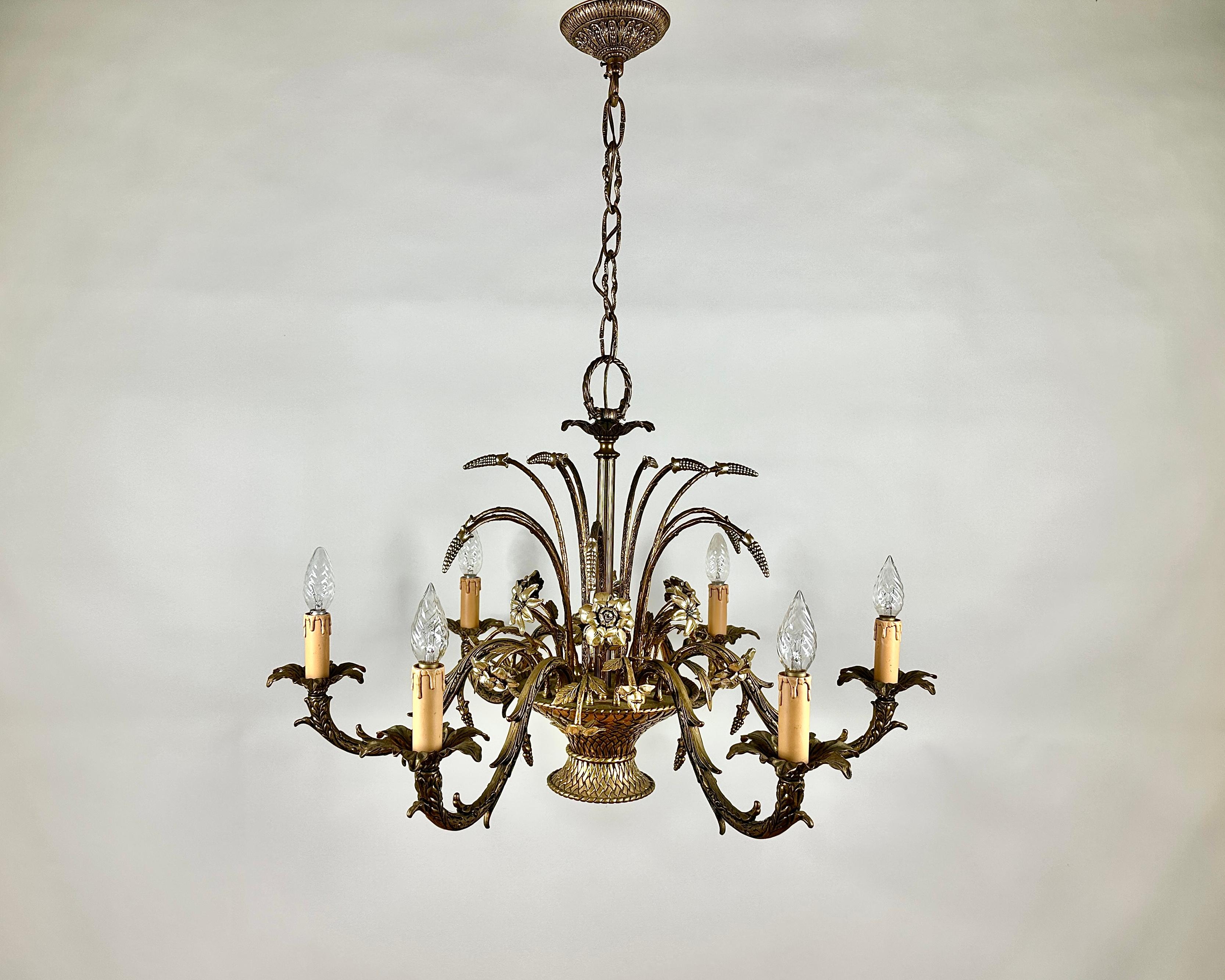 Entrez dans un royaume d'élégance inégalée avec cet époustouflant lustre en bronze français des années 1960.

Plus qu'un simple luminaire, il s'agit d'une véritable œuvre d'art, conçue pour être le joyau de tout intérieur sophistiqué.

Son