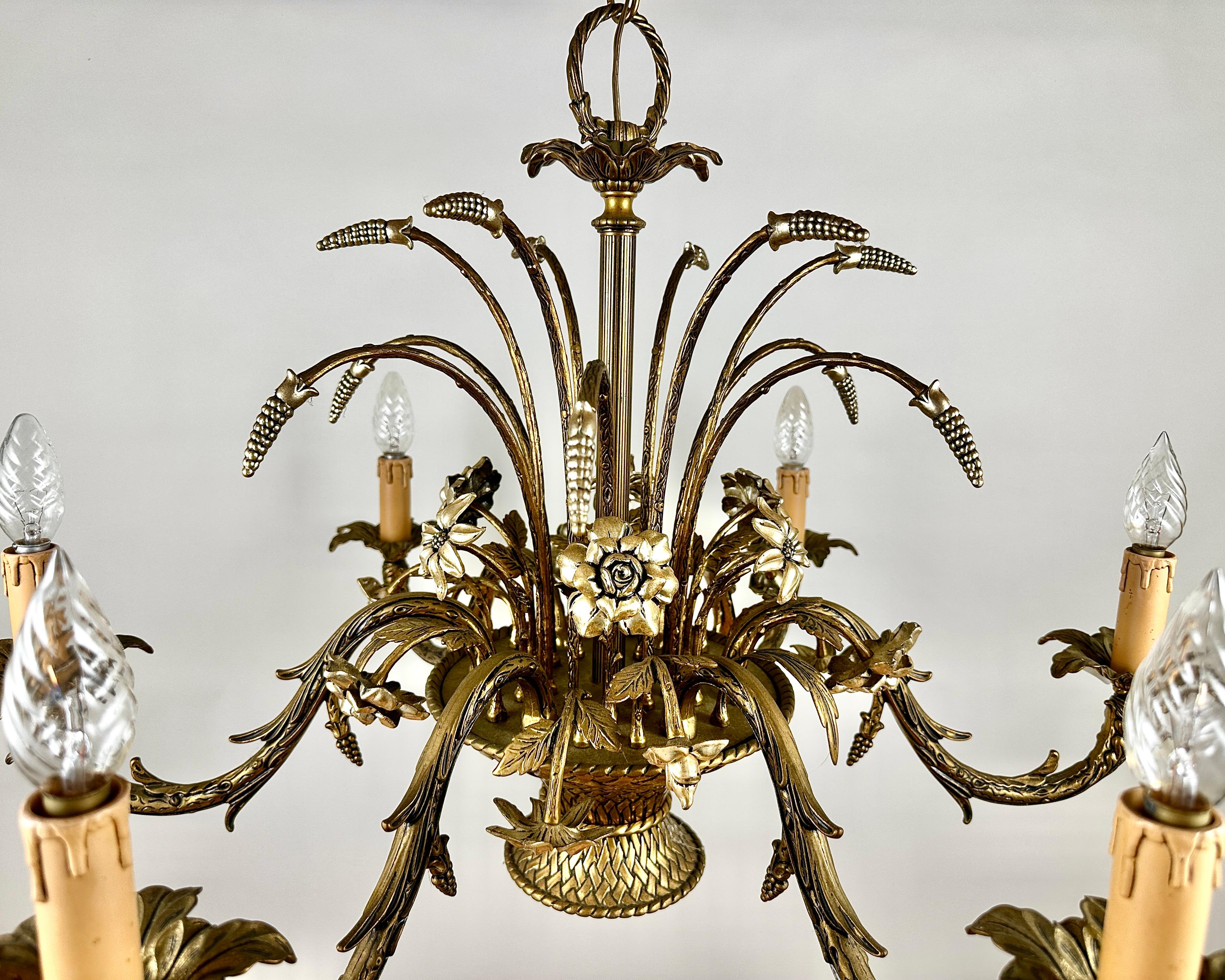 Hollywood Regency Magnifique lustre en bronze français - Sculpture lumineuse en forme de bouquet floral, années 1960 en vente