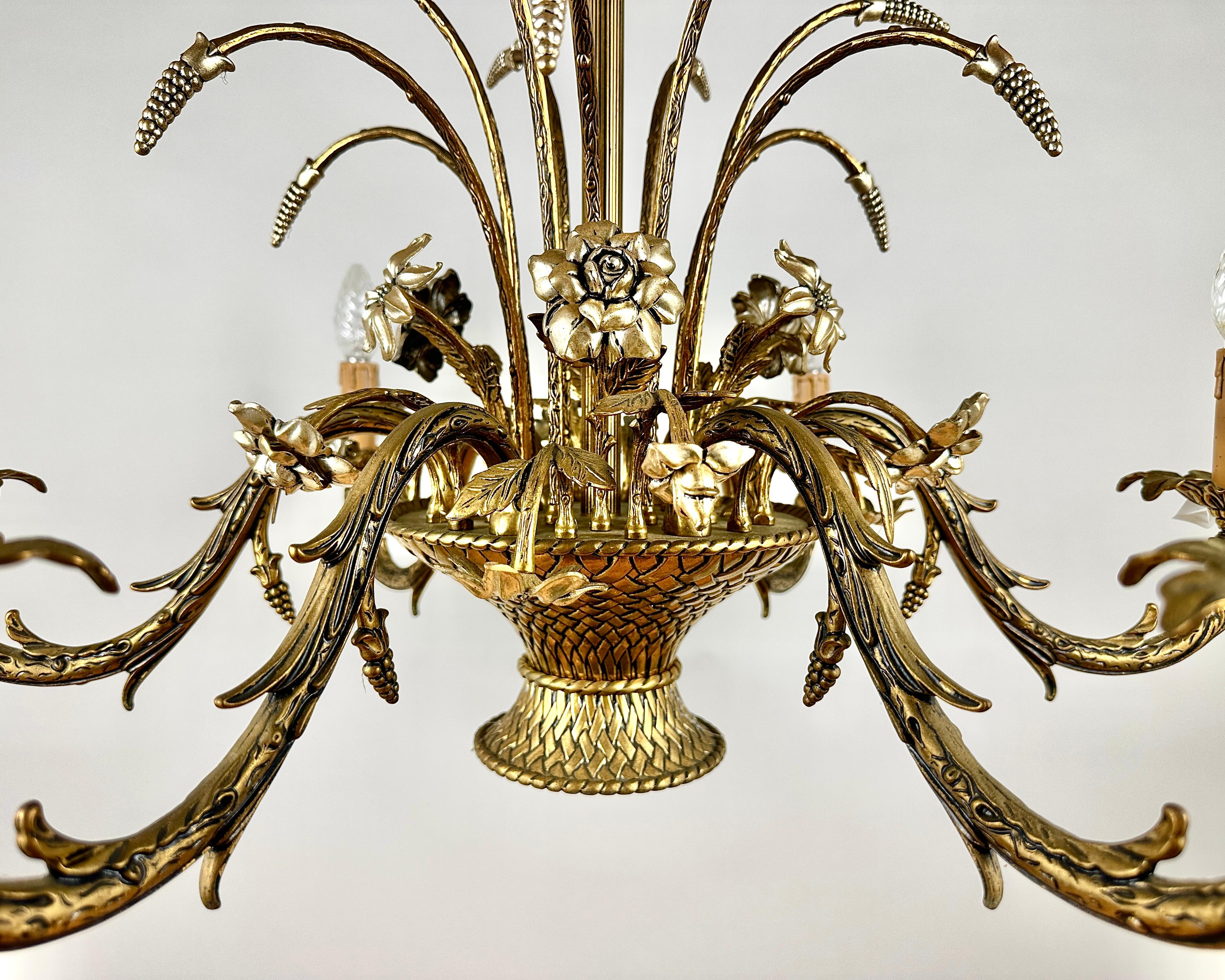 Français Magnifique lustre en bronze français - Sculpture lumineuse en forme de bouquet floral, années 1960 en vente