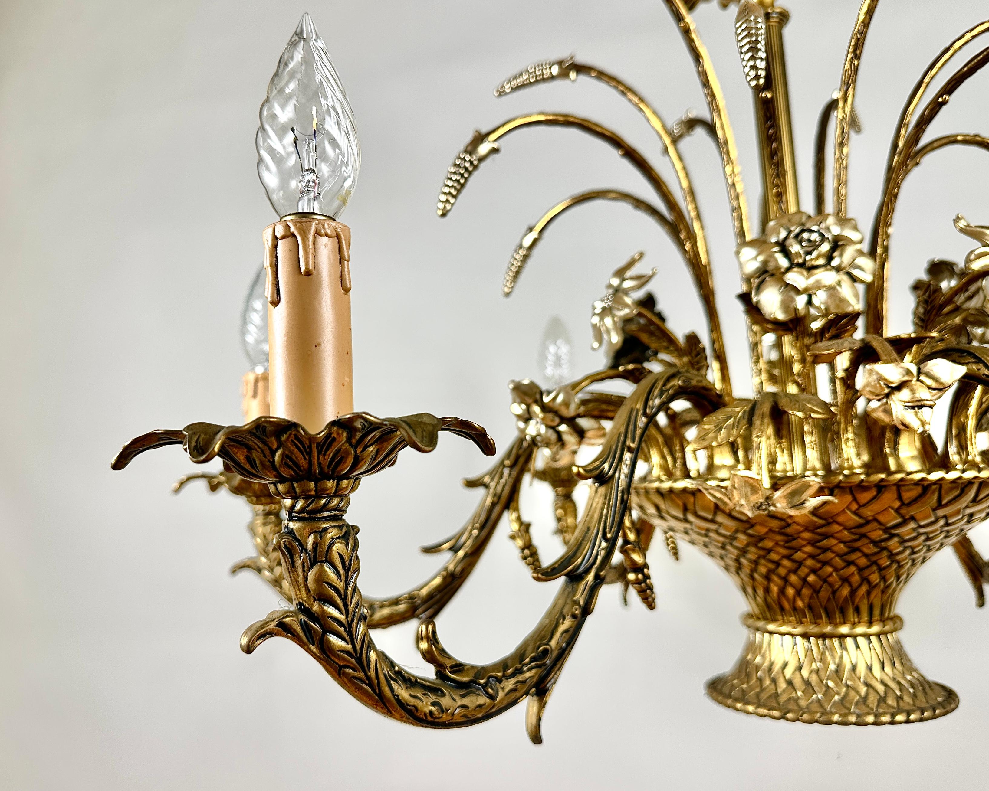 Bronze Magnifique lustre en bronze français - Sculpture lumineuse en forme de bouquet floral, années 1960 en vente