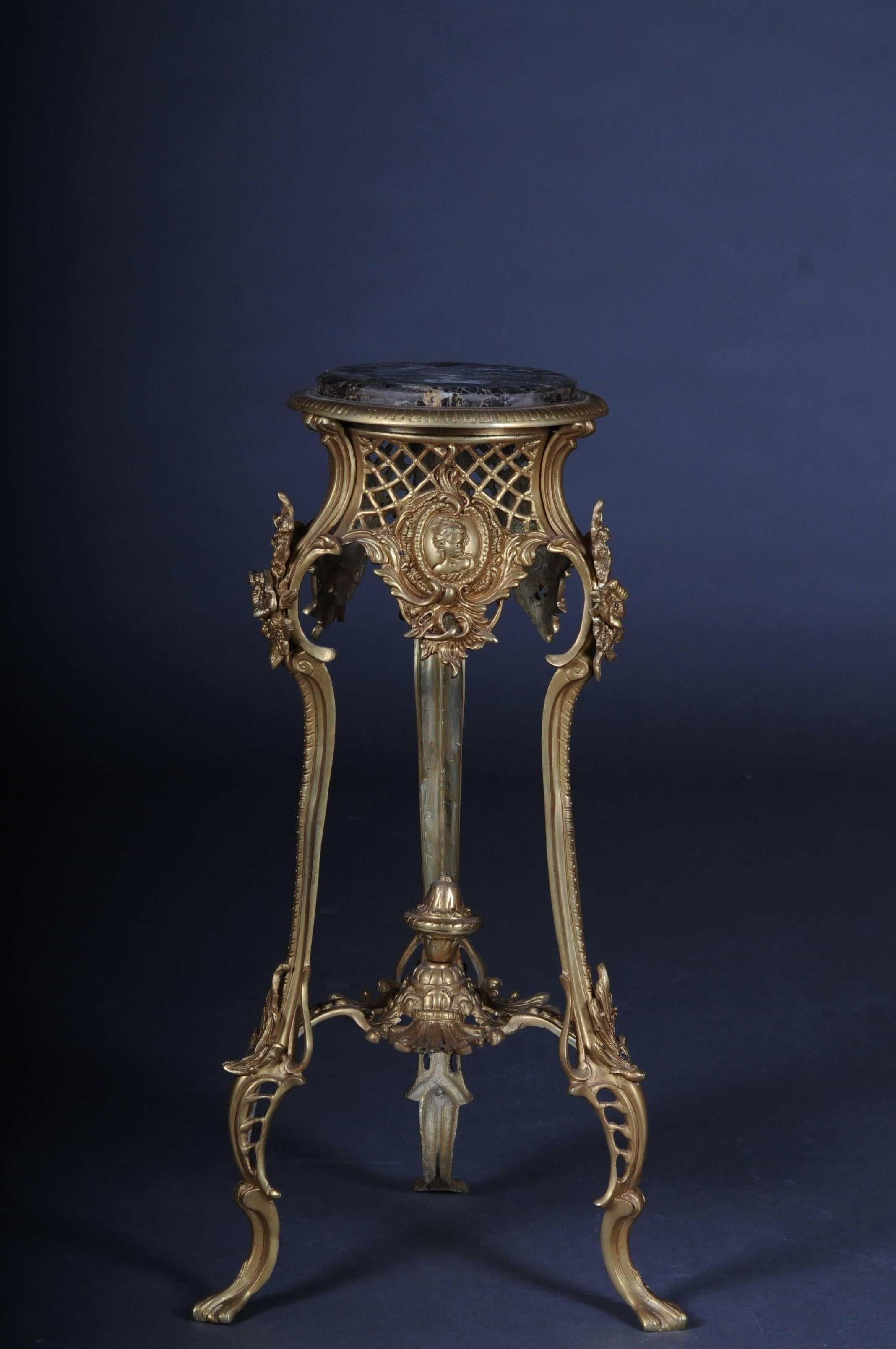 Beistelltisch aus massiver Bronze in Louis XV. Runde, schwarze Marmorplatte. Äußerst kunstvoll verzierter Korpus.


Der Preis ist nur für einen Beistelltisch!!!


(G-Gm-159).