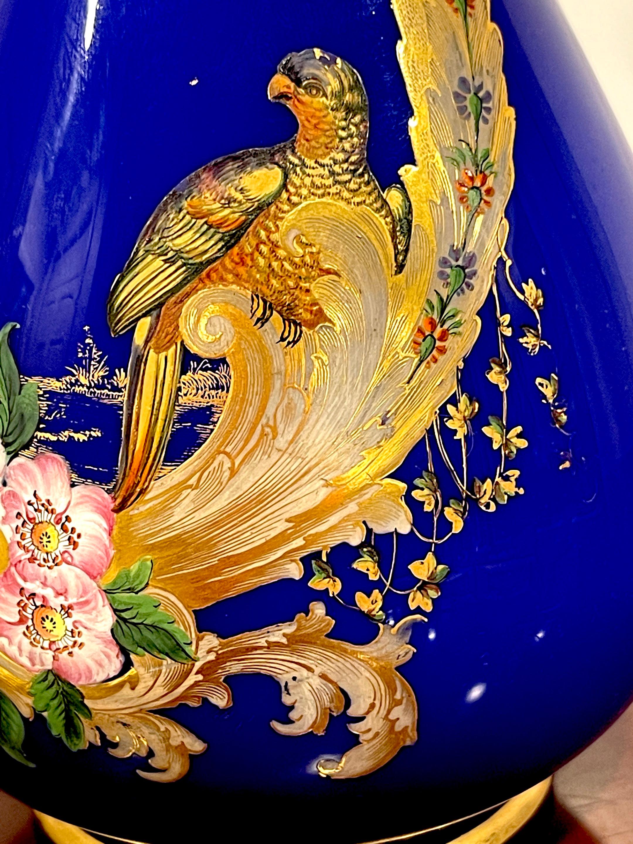 Prächtige kobaltvergoldete, emaillierte französische Kandelaberkanne, Vogel des Paradieses in Landschaft  im Angebot 6