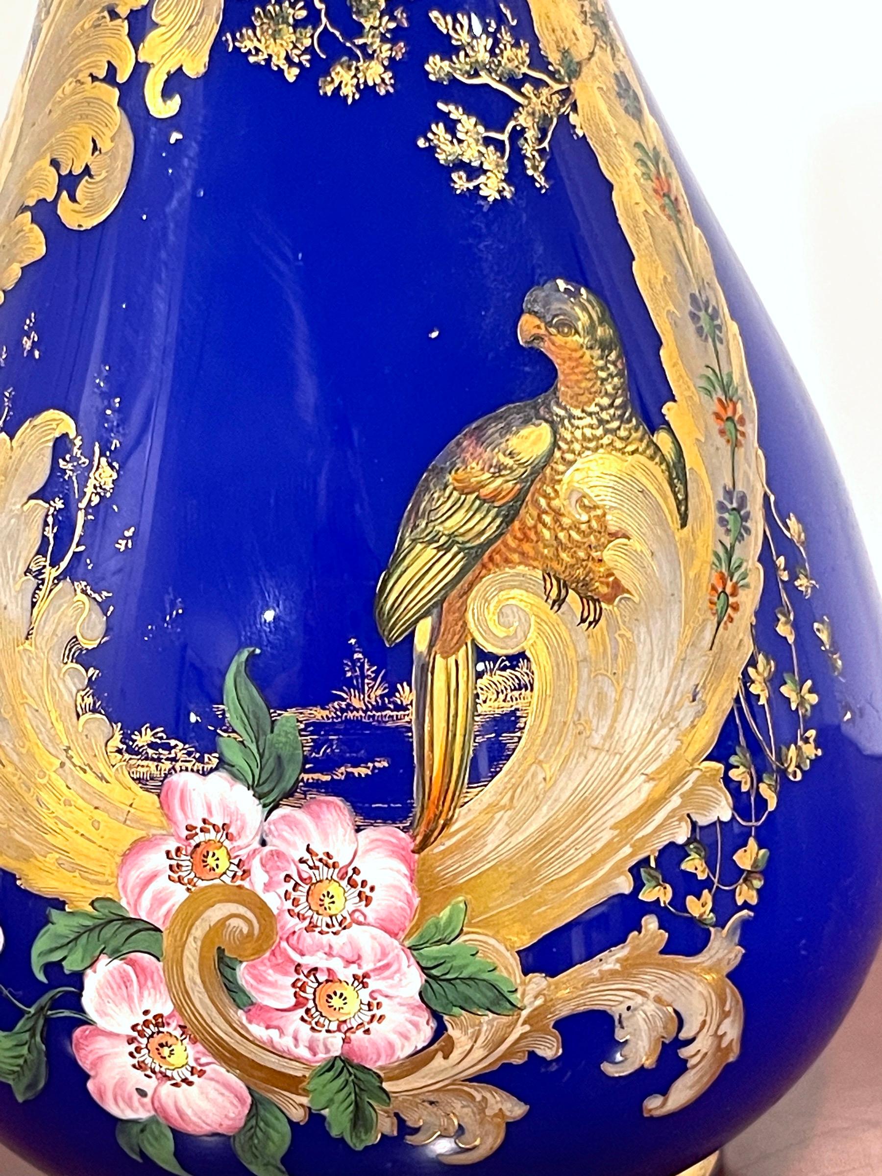Prächtige kobaltvergoldete, emaillierte französische Kandelaberkanne, Vogel des Paradieses in Landschaft  (Französisch) im Angebot