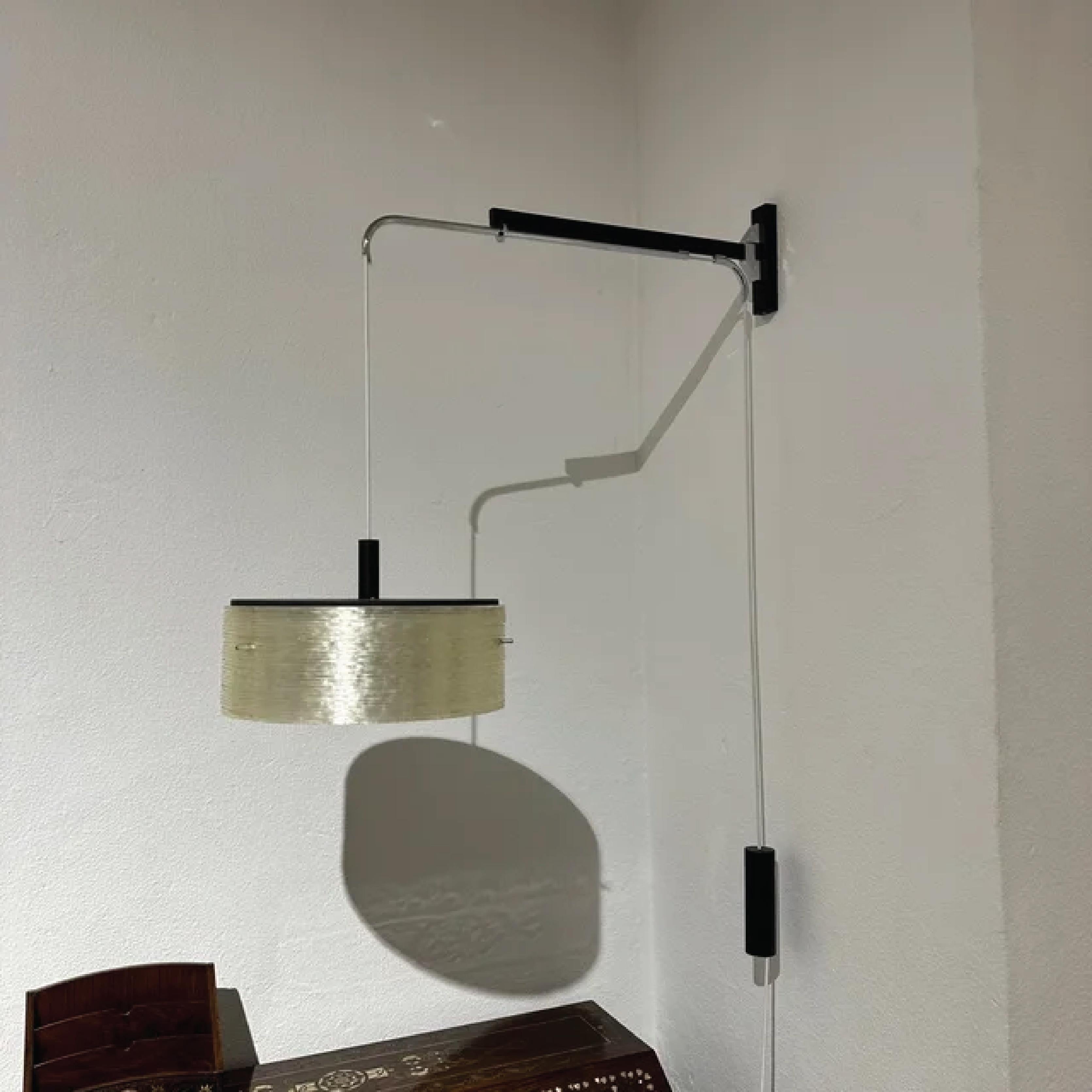 La magnifica lampada da parete a contrappeso francese degli anni '60, caratterizzata da un corpo laccato nero, dettagli cromati e uno schermo bianco perlato, è un esempio straordinario di design moderno di metà secolo che combina funzionalità ed