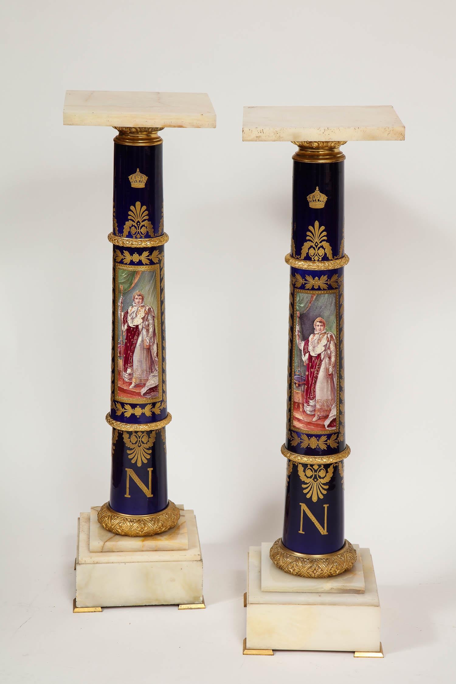 Paar prächtige französische Empire-Sèvres-Porzellan-Sockel aus vergoldeter Bronze, Napoleonisches Empire im Angebot 4