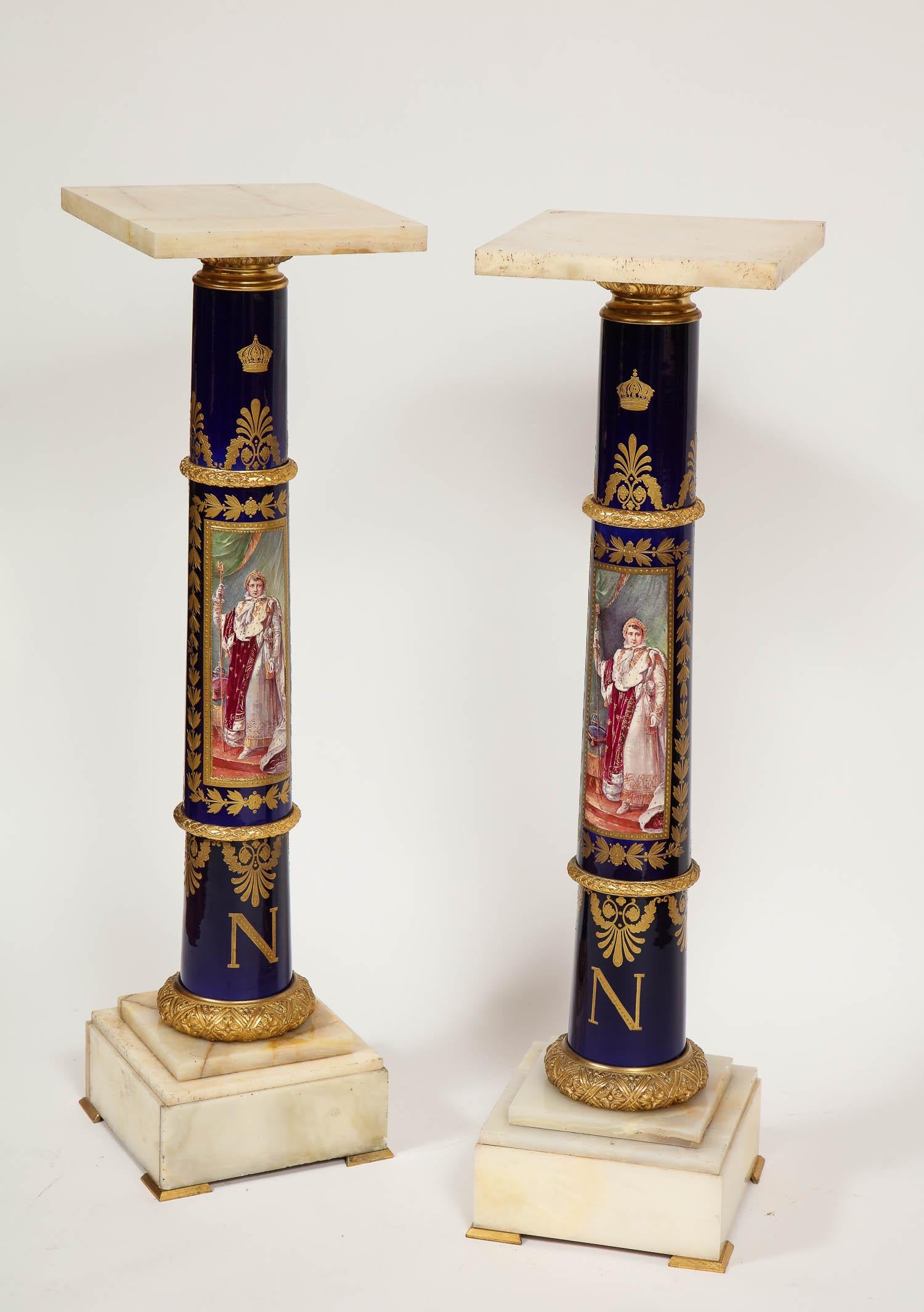 Magnifique paire de piédestaux en porcelaine de Sèvres de style Empire français napoléonien en bronze doré en vente 4