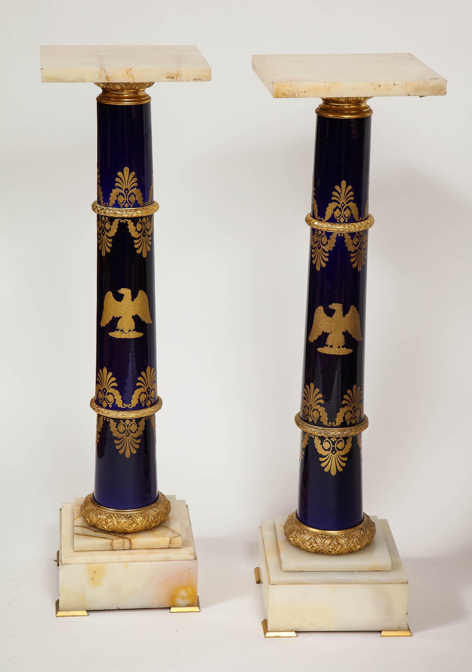 Magnifique paire de piédestaux en porcelaine de Sèvres de style Empire français napoléonien en bronze doré en vente 5