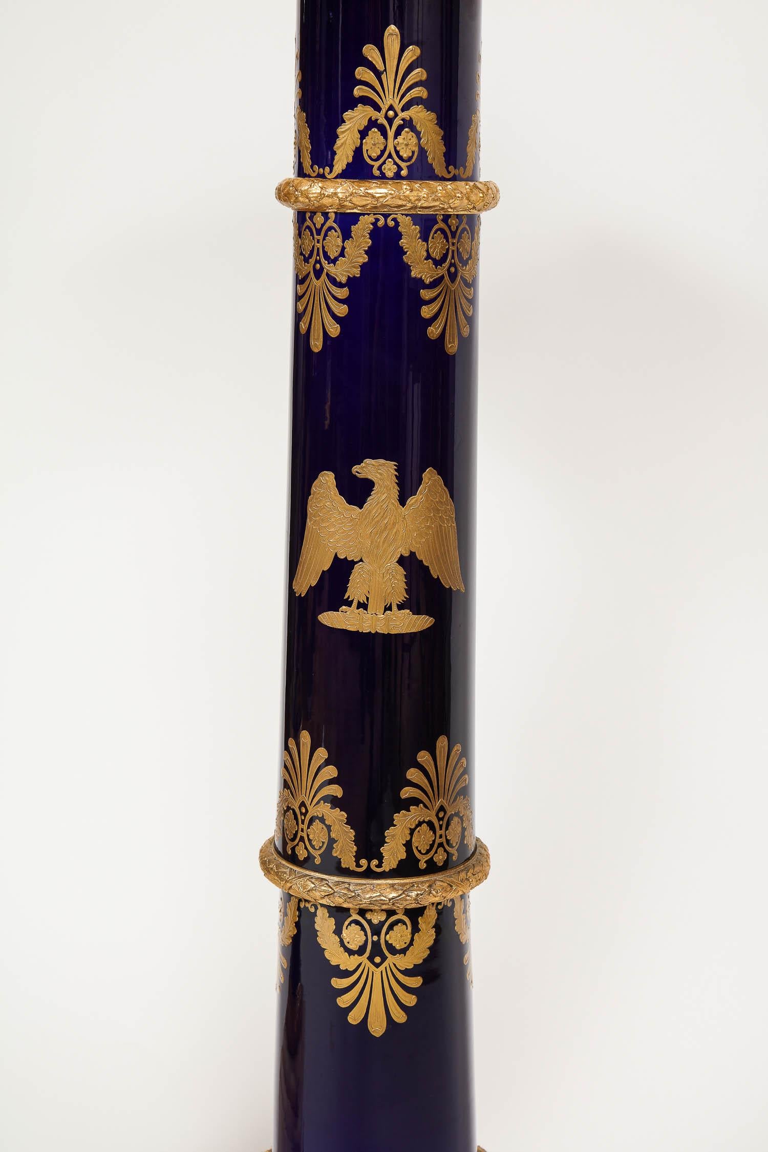 Paar prächtige französische Empire-Sèvres-Porzellan-Sockel aus vergoldeter Bronze, Napoleonisches Empire im Angebot 7