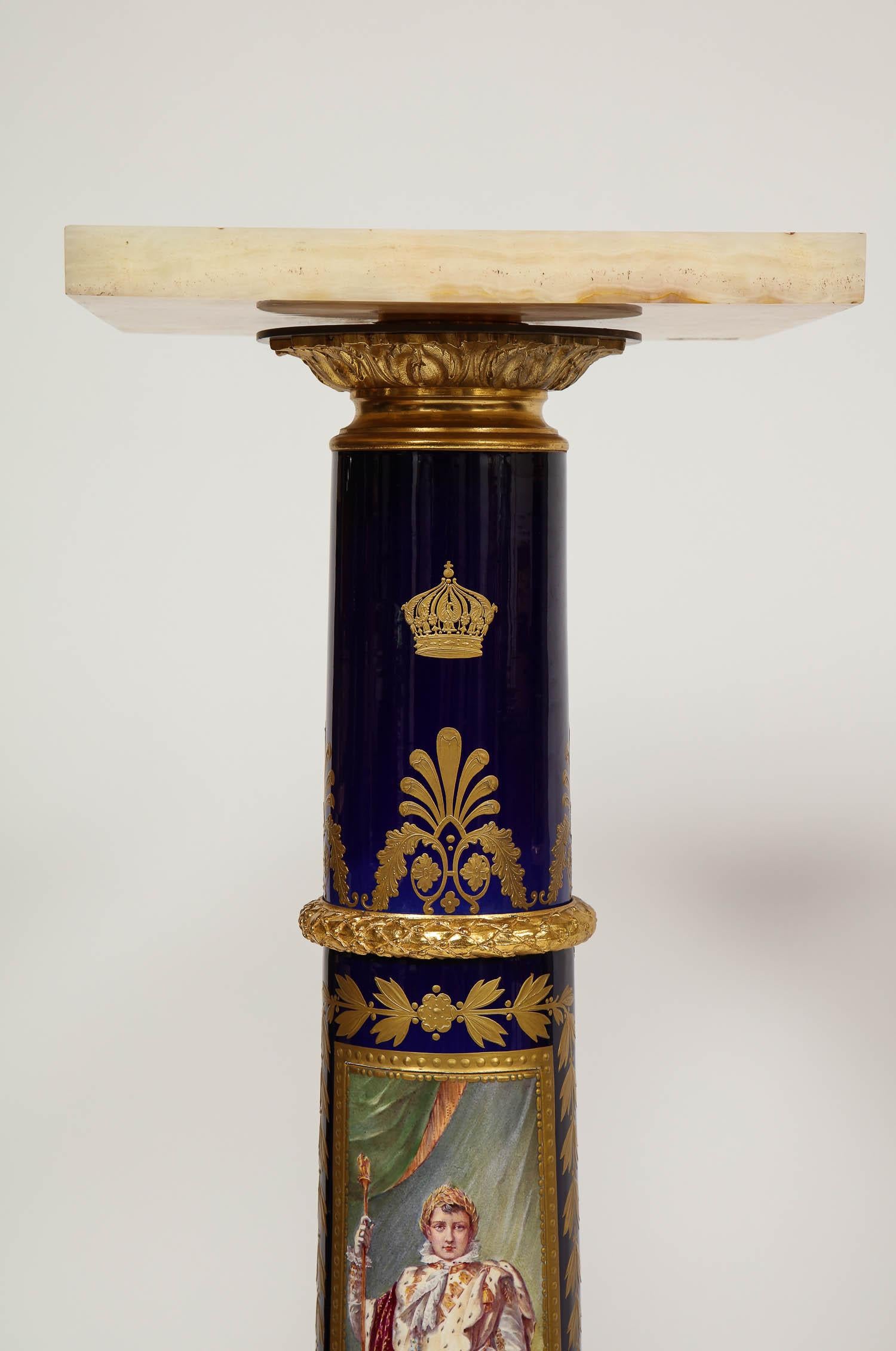 Magnifique paire de piédestaux en porcelaine de Sèvres de style Empire français napoléonien en bronze doré Bon état - En vente à New York, NY