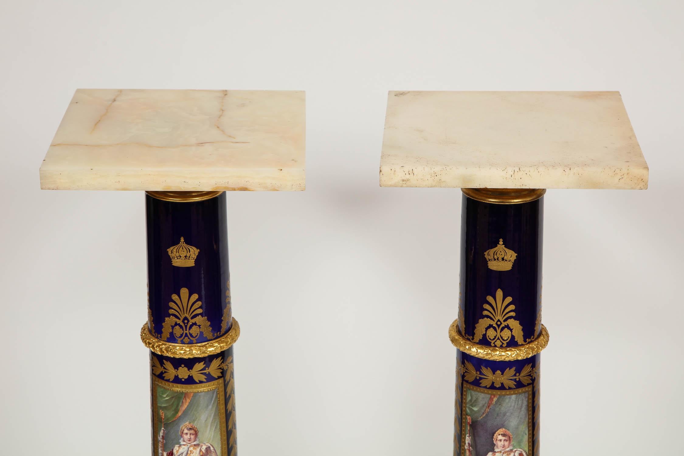 Milieu du XIXe siècle Magnifique paire de piédestaux en porcelaine de Sèvres de style Empire français napoléonien en bronze doré en vente