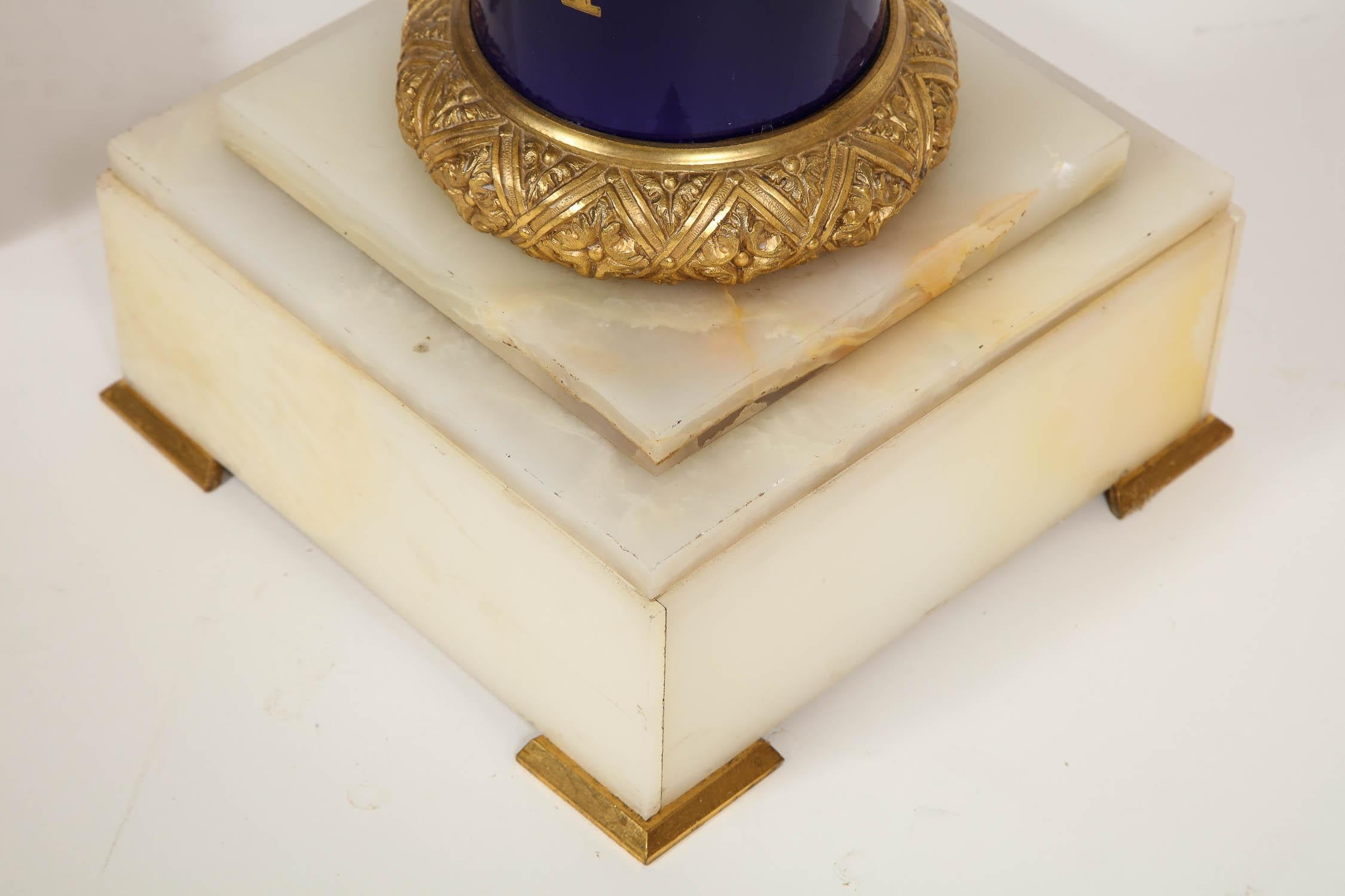 Magnifique paire de piédestaux en porcelaine de Sèvres de style Empire français napoléonien en bronze doré en vente 1
