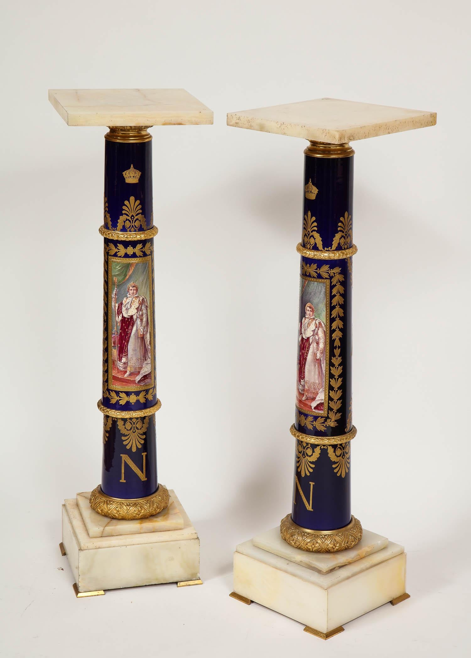 Magnifique paire de piédestaux en porcelaine de Sèvres de style Empire français napoléonien en bronze doré en vente 2