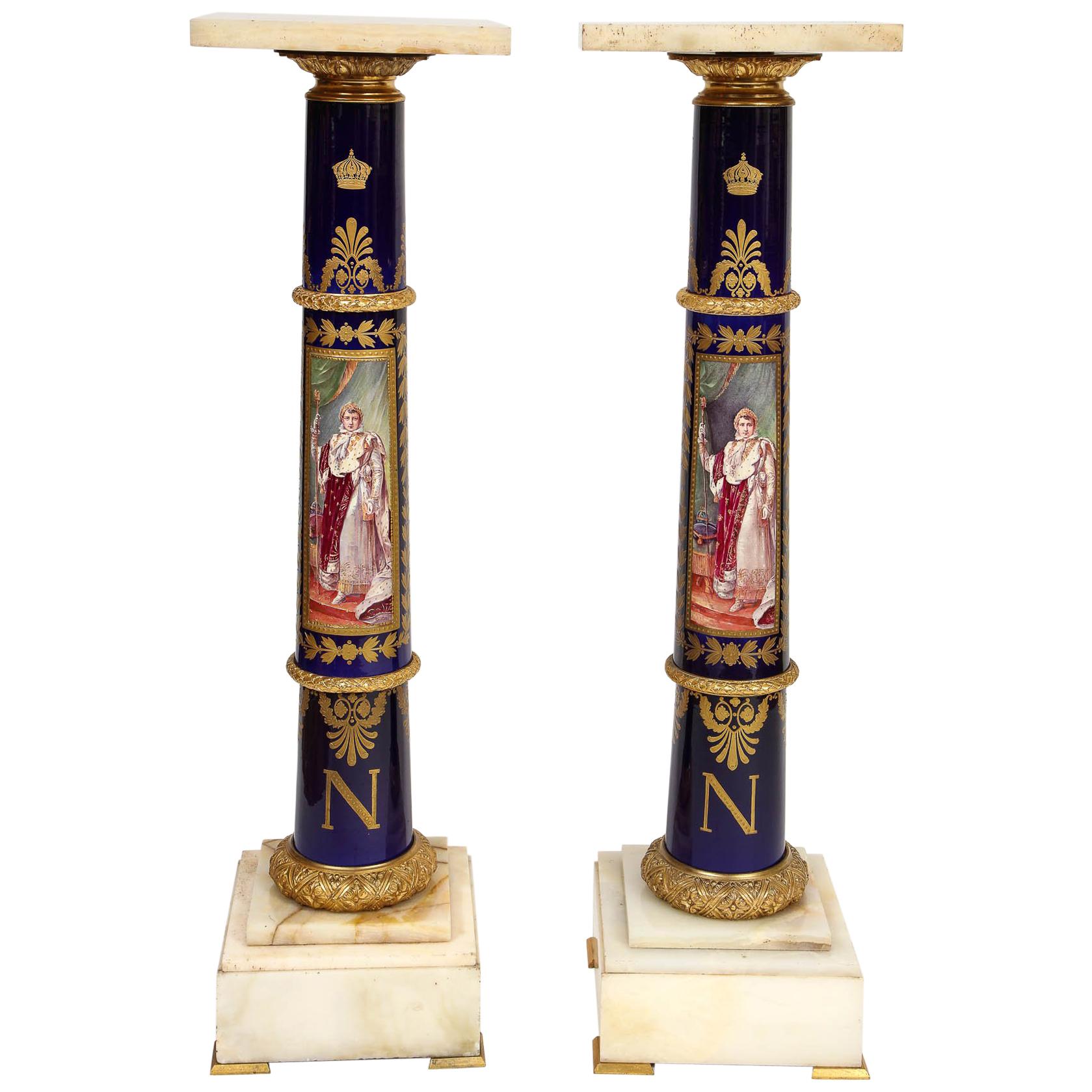 Magnífica Pareja de Pedestales de Bronce Dorado de Porcelana de Sevres del Imperio Francés Napoleónico