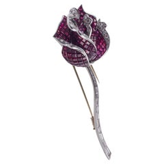 Magnifique broche française en forme de fleur en or et diamants, sertie d'un rubis et d'un diamant