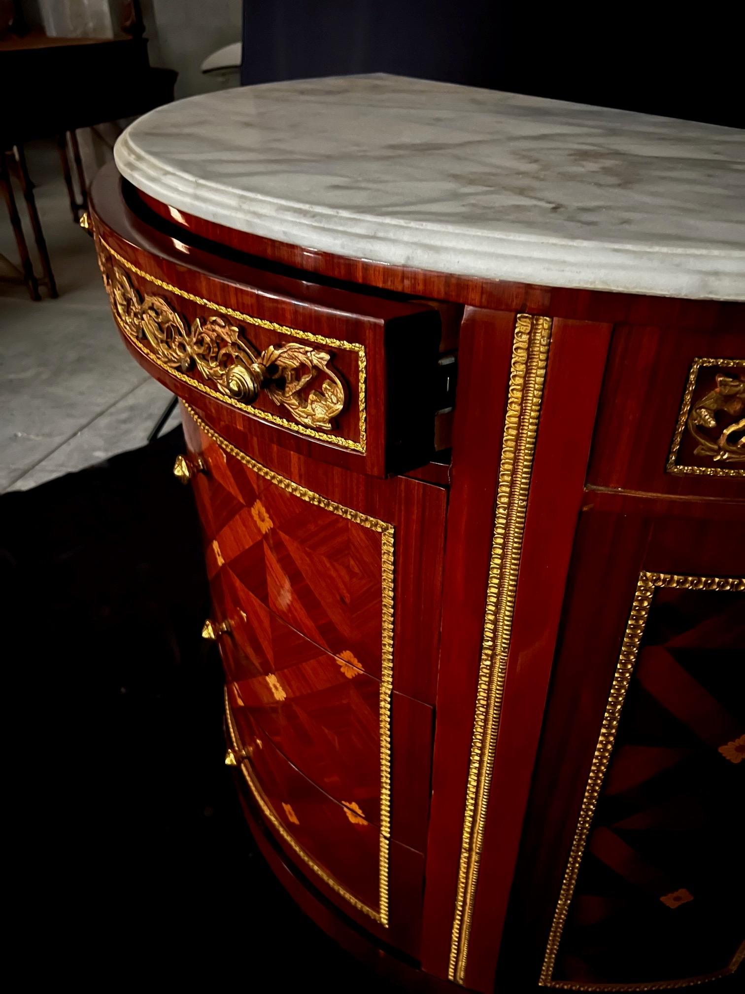  Magnifique meuble de rangement français de style Louis XVI à plateau en marbre Demilune  en vente 6