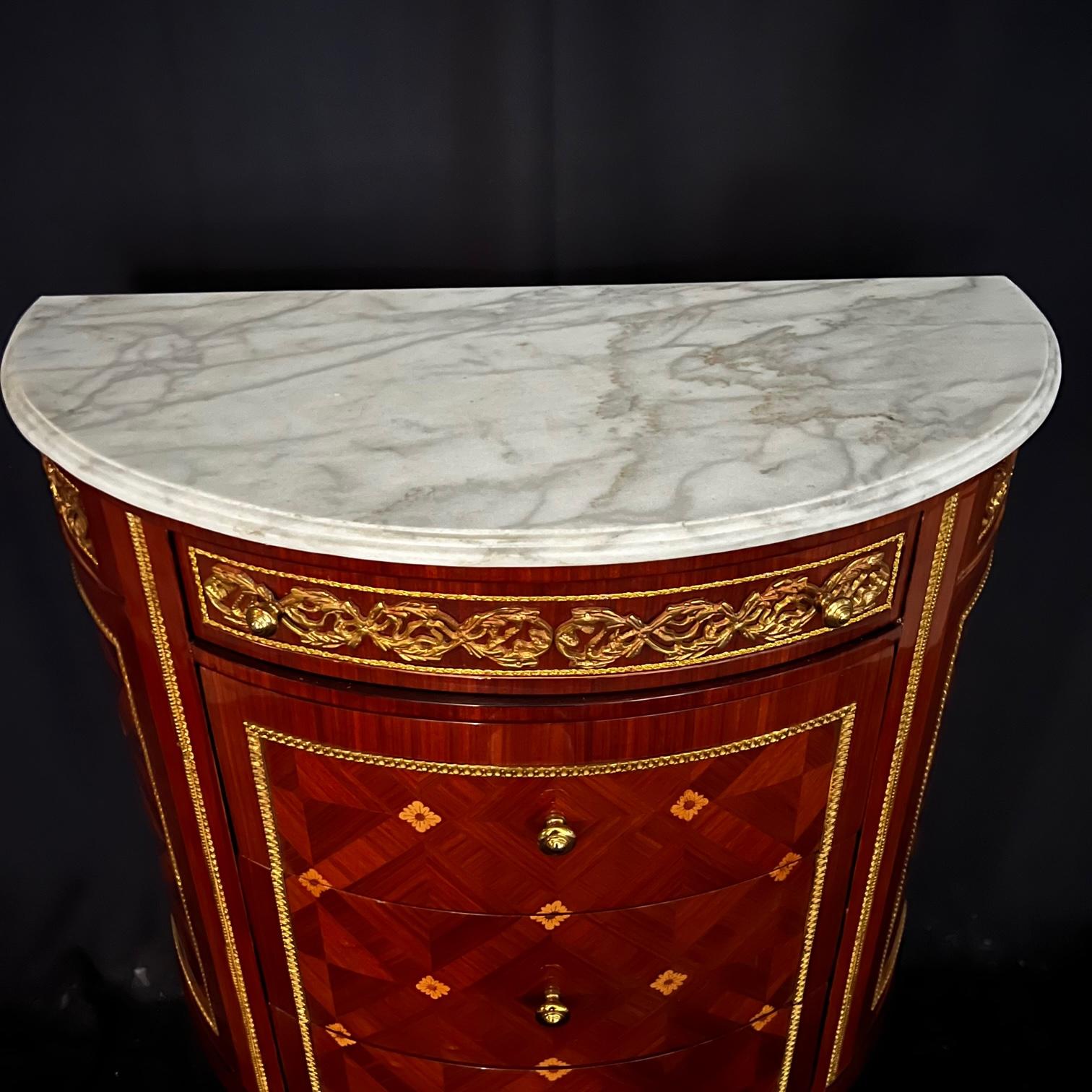 Incrusté  Magnifique meuble de rangement français de style Louis XVI à plateau en marbre Demilune  en vente