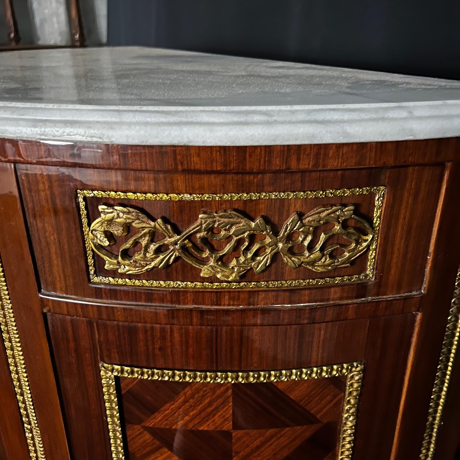 Milieu du XXe siècle  Magnifique meuble de rangement français de style Louis XVI à plateau en marbre Demilune  en vente