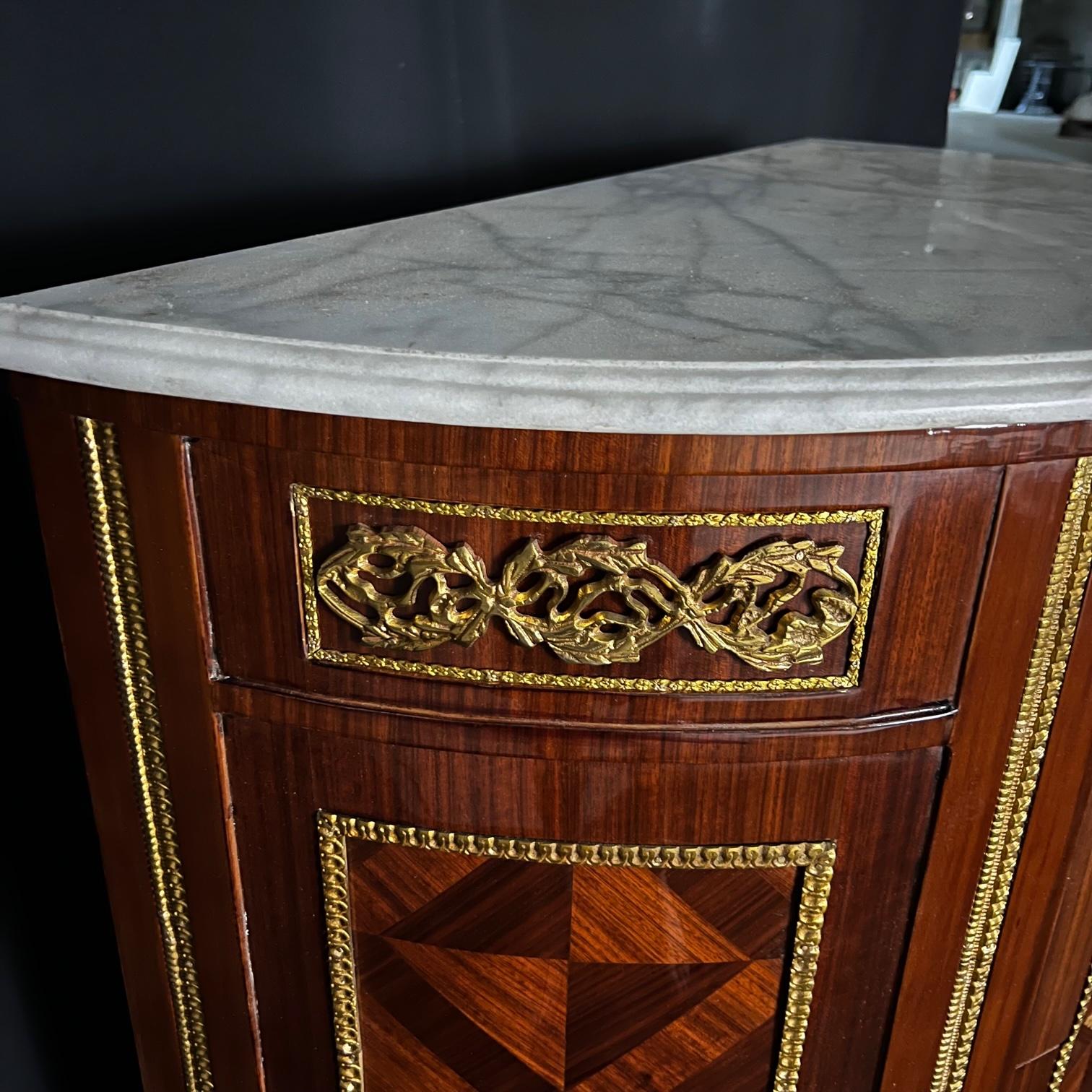 Bronze  Magnifique meuble de rangement français de style Louis XVI à plateau en marbre Demilune  en vente