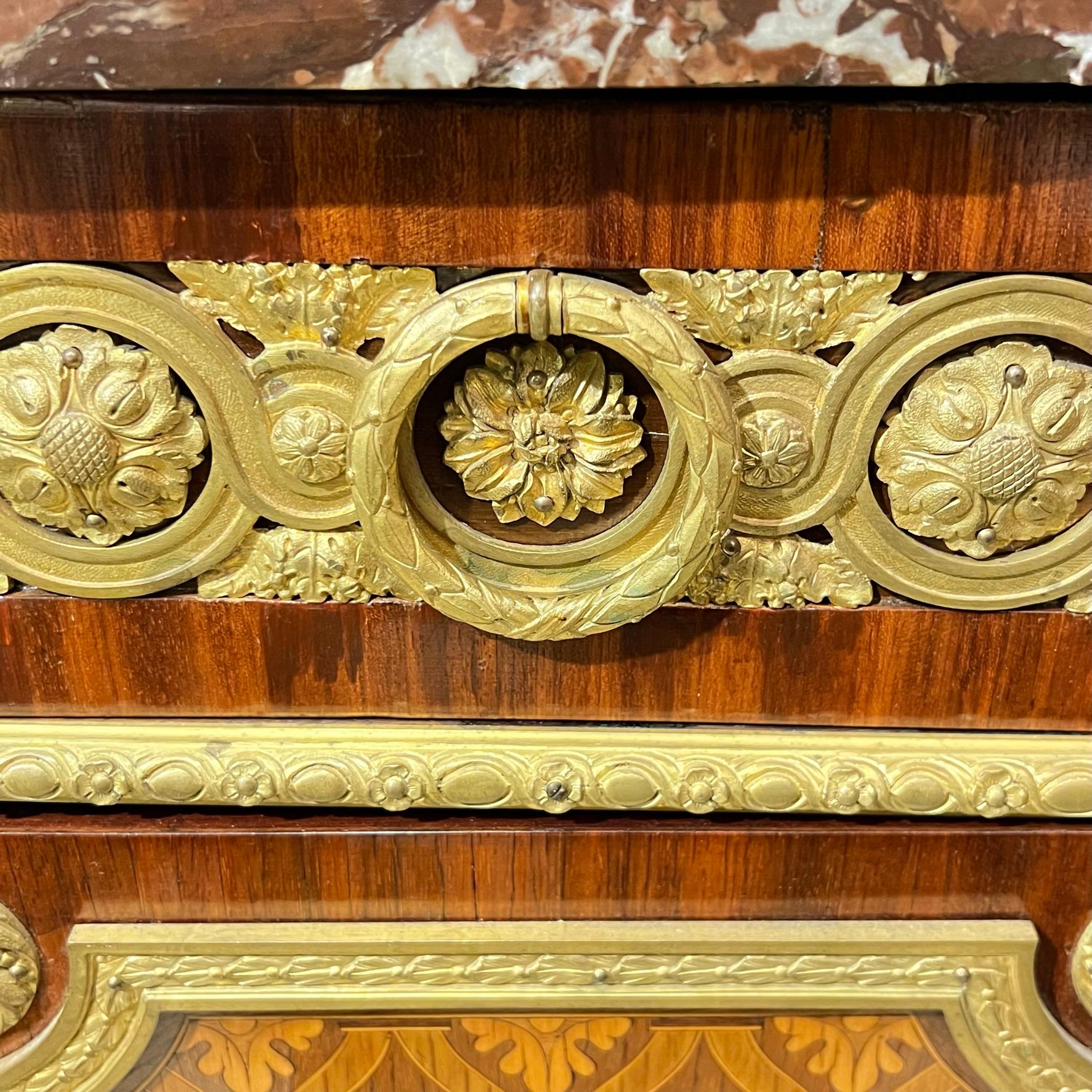 Prächtige französische Kommode im Louis-XVI.-Stil mit Intarsien und Marmorplatte im Angebot 2