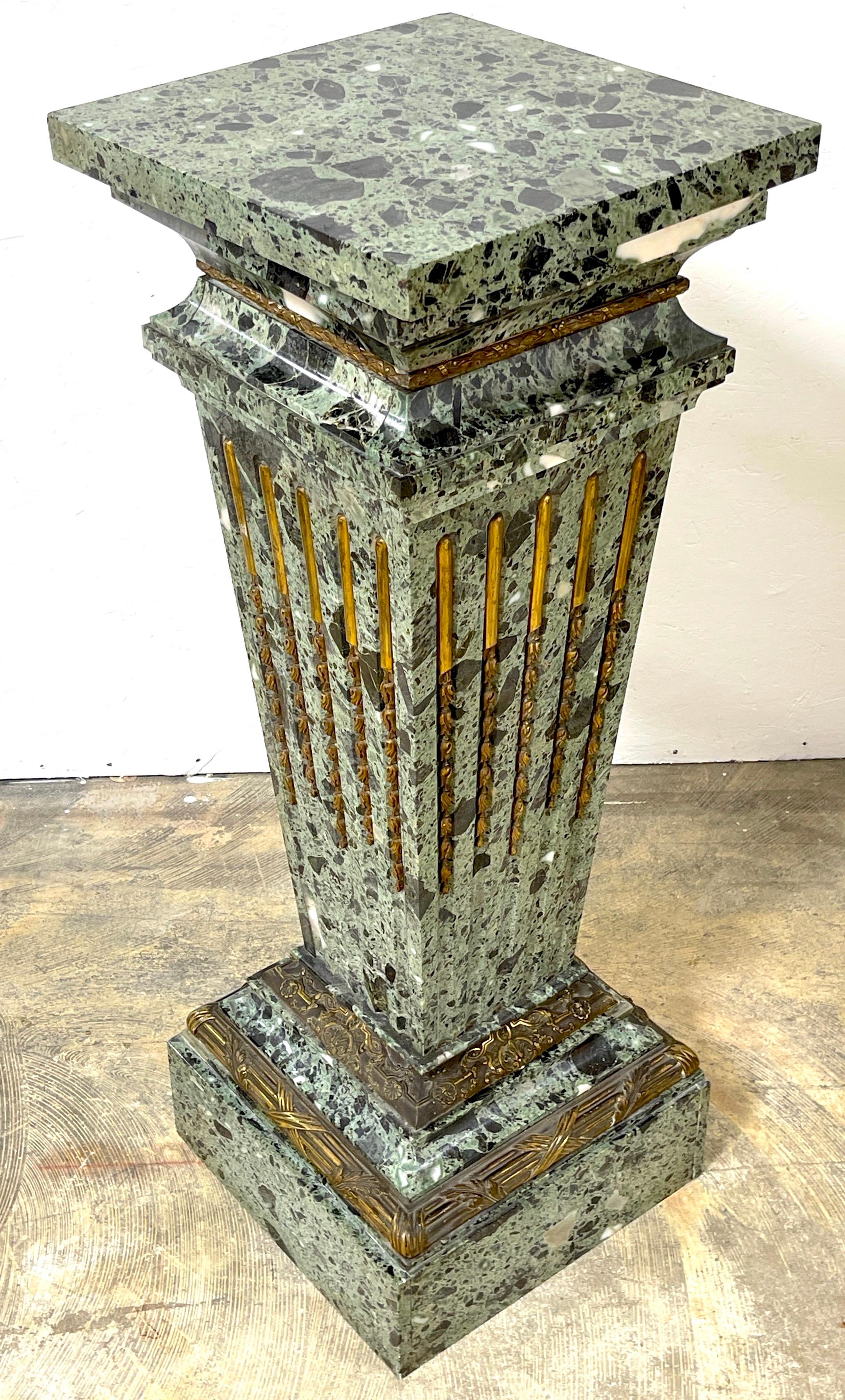 Magnifico piedistallo francese neoclassico in marmo Verdigris con montatura ad ormoluce in vendita 3