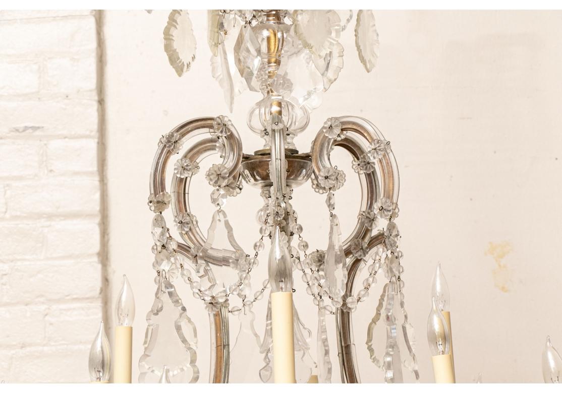 XX secolo Magnifico lampadario di cristallo a tre livelli a 15 luci in stile francese in vendita
