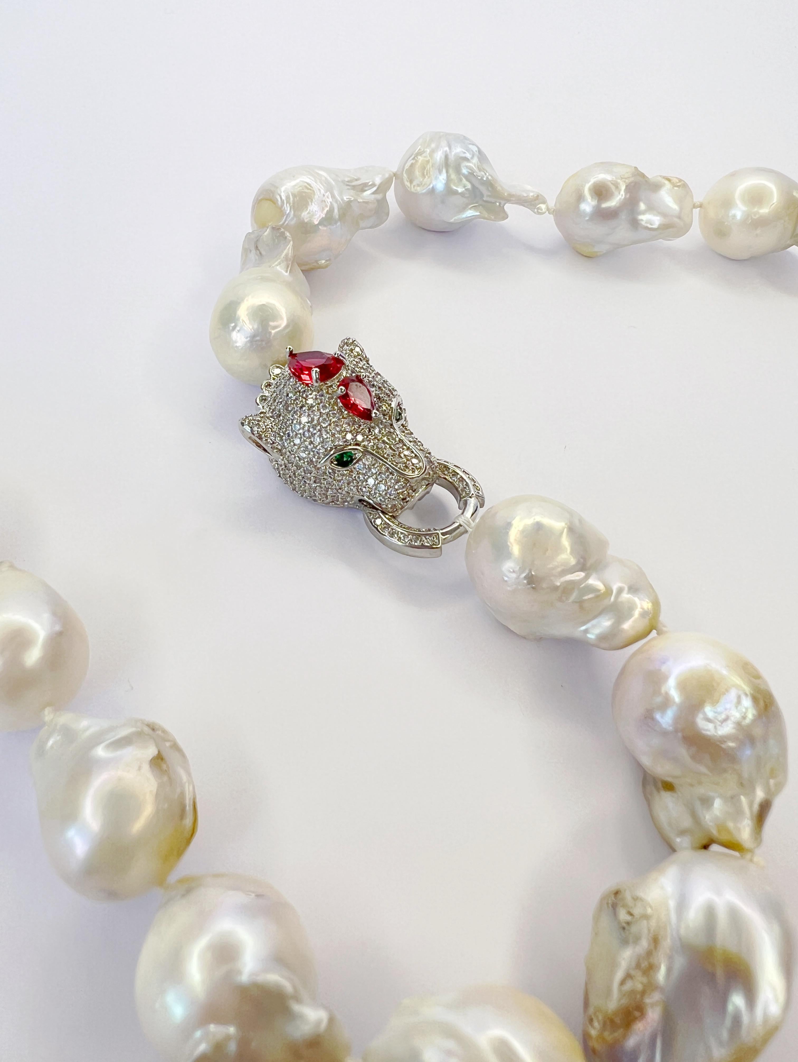 Ce site  Ce collier extraordinaire, unique en son genre, créé par le designer Sebastian Jaramillo, est composé de perles baroques d'eau douce d'une taille comprise entre 20 et 30 mm, avec un fermoir proéminent en or blanc serti de cristaux